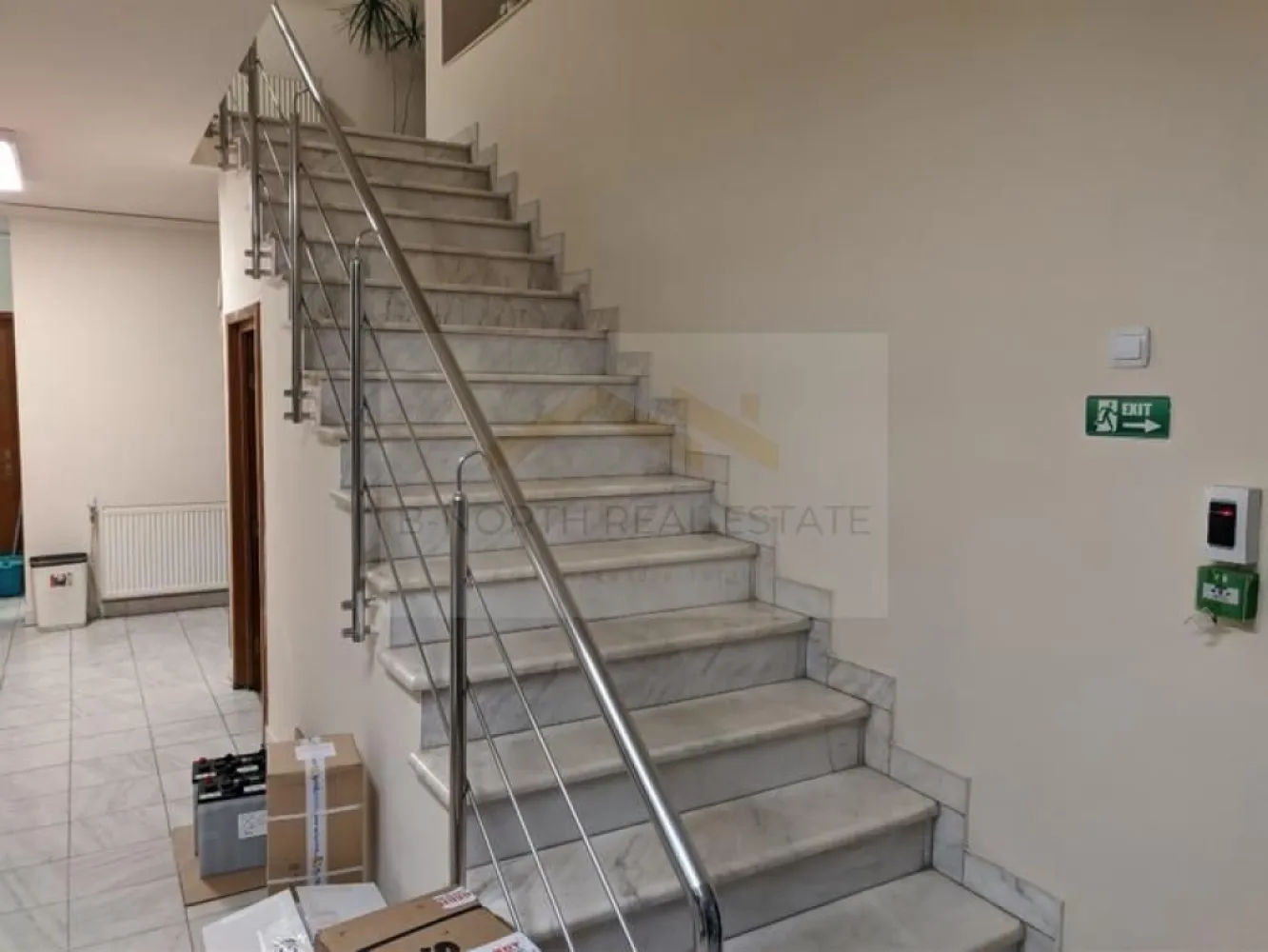 Clădiri de birouri de închiriat Sector 4 – 1.100 mp, vizibilitate stradală - B-North Real Estate vă propune spre închiriere un ansamblu format din două clădiri moderne consecutive, situate într-o zonă centrală a Sectorului 4, ideale pentru companii care își doresc un sediu reprezentativ, cu vizibilitate excelentă și acces facil.

Proprietatea are o suprafață totală de aproximativ 1.100 mp și oferă flexibilitate maximă, clădirile putând fi închiriate separat sau integral, în funcție de necesitățile chiriașului. De asemenea, subînchirierea spațiilor este permisă, ceea ce face proprietatea ideală pentru companii mari, operatori de birouri, centre de servicii sau investitori.

Fiecare clădire are regim de înălțime S+P+2E+M, spații luminoase, compartimentare eficientă și posibilitate de personalizare pentru diverse tipuri de activități profesionale. Accesul stradal direct, parcările private și posibilitatea de conectare între cele două imobile completează avantajele acestei proprietăți.

Caracteristici principale:

Suprafață totală: ~1.100 mp
Clădirile se pot închiria separat sau împreună
Subînchirierea spațiilor este permisă

Clădire 1: S+P+2E+M – 418 mp utili
6 locuri de parcare
Anexă depozitare: 15 mp

Clădire 2: S+P+2E+M – 508 mp utili
6 locuri de parcare
Teren total: ~660 mp (260 mp + 404 mp)

Acces stradal direct și vizibilitate foarte bună
Compartimentare flexibilă
Posibilitate de conectare între clădiri
Finisaje moderne, ferestre mari, lumină naturală
Documente complete (cadastru și proprietari clari)

Potrivit pentru:

Sediu firmă mare / corporație
Operator de birouri / spații flexibile
Clădire de birouri multi-companie
Centru de servicii / call-center
Centru de afaceri

Avantaje:

Zonă centrală, ușor accesibilă – Sector 4
Parcări private incluse (minimum 12 locuri)
Vizibilitate stradală excelentă
Flexibilitate contractuală (închiriere separată + subînchiriere permisă)
Posibilitate de personalizare a spațiilor
Preț: 8 euro / mp negociabil

📞 Pentru detalii suplimentare și programarea unei vizionări, vă stăm la dispoziție.