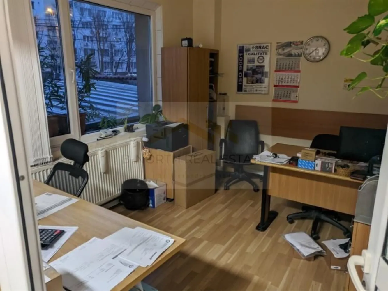 Clădiri de birouri de închiriat Sector 4 – 1.100 mp, vizibilitate stradală - B-North Real Estate vă propune spre închiriere un ansamblu format din două clădiri moderne consecutive, situate într-o zonă centrală a Sectorului 4, ideale pentru companii care își doresc un sediu reprezentativ, cu vizibilitate excelentă și acces facil.

Proprietatea are o suprafață totală de aproximativ 1.100 mp și oferă flexibilitate maximă, clădirile putând fi închiriate separat sau integral, în funcție de necesitățile chiriașului. De asemenea, subînchirierea spațiilor este permisă, ceea ce face proprietatea ideală pentru companii mari, operatori de birouri, centre de servicii sau investitori.

Fiecare clădire are regim de înălțime S+P+2E+M, spații luminoase, compartimentare eficientă și posibilitate de personalizare pentru diverse tipuri de activități profesionale. Accesul stradal direct, parcările private și posibilitatea de conectare între cele două imobile completează avantajele acestei proprietăți.

Caracteristici principale:

Suprafață totală: ~1.100 mp
Clădirile se pot închiria separat sau împreună
Subînchirierea spațiilor este permisă

Clădire 1: S+P+2E+M – 418 mp utili
6 locuri de parcare
Anexă depozitare: 15 mp

Clădire 2: S+P+2E+M – 508 mp utili
6 locuri de parcare
Teren total: ~660 mp (260 mp + 404 mp)

Acces stradal direct și vizibilitate foarte bună
Compartimentare flexibilă
Posibilitate de conectare între clădiri
Finisaje moderne, ferestre mari, lumină naturală
Documente complete (cadastru și proprietari clari)

Potrivit pentru:

Sediu firmă mare / corporație
Operator de birouri / spații flexibile
Clădire de birouri multi-companie
Centru de servicii / call-center
Centru de afaceri

Avantaje:

Zonă centrală, ușor accesibilă – Sector 4
Parcări private incluse (minimum 12 locuri)
Vizibilitate stradală excelentă
Flexibilitate contractuală (închiriere separată + subînchiriere permisă)
Posibilitate de personalizare a spațiilor
Preț: 8 euro / mp negociabil

📞 Pentru detalii suplimentare și programarea unei vizionări, vă stăm la dispoziție.