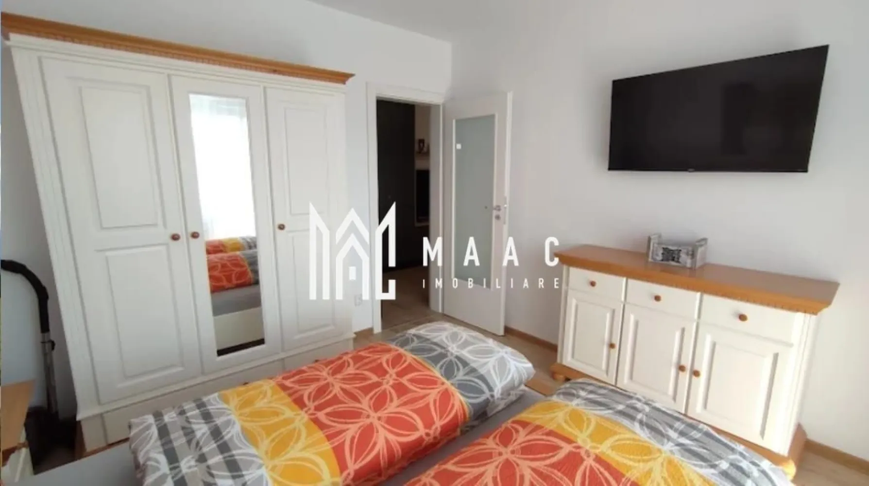 Apartament 2 camere I Turnișor I Vedere Panoramică - MAAC Imobiliare vă propune spre vânzare un apartament modern, situat în cartierul Turnișor – Sibiu, într-un imobil nou, finalizat în 2023, dotat cu lift și construit la standarde actuale de confort.

Apartamentul este amplasat la etajul 3 și beneficiază de vedere frumoasă către munți, oferind lumină naturală și un ambient plăcut.

Detalii proprietate:

Suprafață utilă: 37 mp

Compartimentare practică și luminoasă

Loc de parcare inclus

🏡 Se vinde complet mobilat și utilat, exact ca în poze:

Mobilier premium din lemn masiv

Bucătărie realizată la comandă, cu spații de depozitare optimizate

Electrocasnice incluse: plită electrică, hotă, frigider combi, cuptor cu microunde, mașină de spălat vase, aparat de cafea

Baie cu geam pentru aerisire naturală, dotată cu mașină de spălat cu uscător

Rulouri la geamuri pentru confort termic și intimitate

Finisaje moderne, stare excelentă – gata de mutare

Apartamentul este ideal atât pentru locuință proprie, cât și pentru investiție (închiriere), fiind situat într-o zonă liniștită, cu acces rapid către oraș, magazine și mijloace de transport.

📸 Se vinde exact ca în poze.

Pentru mai multe detalii și vizionări, precizati telefonic ca ati vazut anuntul cu ID: CP2904015