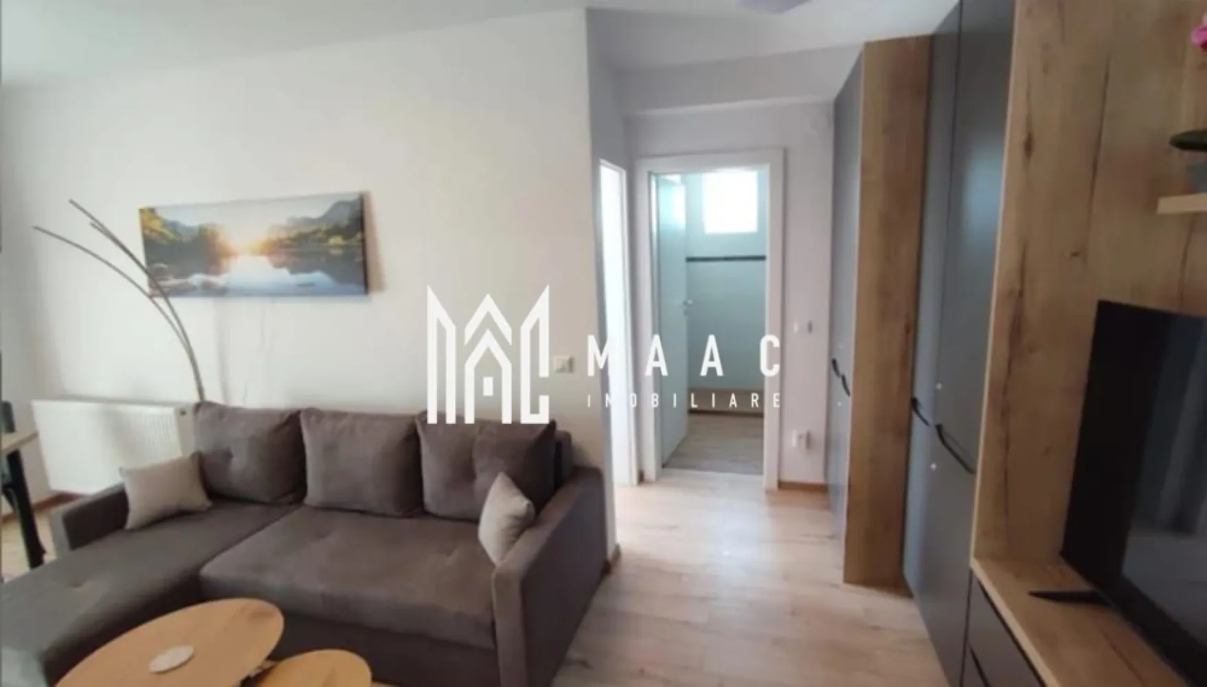 Apartament 2 camere I Turnișor I Vedere Panoramică - MAAC Imobiliare vă propune spre vânzare un apartament modern, situat în cartierul Turnișor – Sibiu, într-un imobil nou, finalizat în 2023, dotat cu lift și construit la standarde actuale de confort.

Apartamentul este amplasat la etajul 3 și beneficiază de vedere frumoasă către munți, oferind lumină naturală și un ambient plăcut.

Detalii proprietate:

Suprafață utilă: 37 mp

Compartimentare practică și luminoasă

Loc de parcare inclus

🏡 Se vinde complet mobilat și utilat, exact ca în poze:

Mobilier premium din lemn masiv

Bucătărie realizată la comandă, cu spații de depozitare optimizate

Electrocasnice incluse: plită electrică, hotă, frigider combi, cuptor cu microunde, mașină de spălat vase, aparat de cafea

Baie cu geam pentru aerisire naturală, dotată cu mașină de spălat cu uscător

Rulouri la geamuri pentru confort termic și intimitate

Finisaje moderne, stare excelentă – gata de mutare

Apartamentul este ideal atât pentru locuință proprie, cât și pentru investiție (închiriere), fiind situat într-o zonă liniștită, cu acces rapid către oraș, magazine și mijloace de transport.

📸 Se vinde exact ca în poze.

Pentru mai multe detalii și vizionări, precizati telefonic ca ati vazut anuntul cu ID: CP2904015