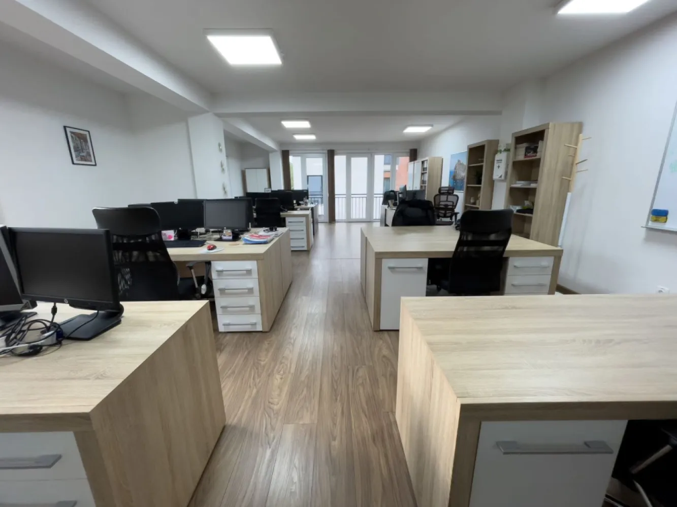 Spațiu de birouri de 95 mp + terasa 90 mp zona Centrala - Contact 0726223886
De închiriat spatiu birou + chicineta avand o suprafata de 95 mp + toaleta 6mp + terasa 90 mp ( spatiu comun cu alt birou similar ) situat la etajul 1 in zona centrala, Strada Arany Janos
Compartimentare:
1 incapere open space separata de un geam de sticla securizat, 1 toaleta, o terasa deasupra spatiului de 90 mp
Exista și un rastel propriu pentru biciclete și o stație de incărcare pentru motor/ scuter electric

Detalii:
- Incalzire, geamuri termopan, ușă metalică.

Imobilul se închiriază amenajat la prețul de 900 Euro redus de la 1100 Euro.
Contact 0726223886
Comisionul agentiei este de 50% din valoarea primei chirii si se percepe o singură dată!
Acest anunț nu corespunde cerințelor tale? Sună la numărul afișat în anunț și unul dintre agenții noștri te va ajuta cu alte oferte personalizate în funcție de cerințele tale.