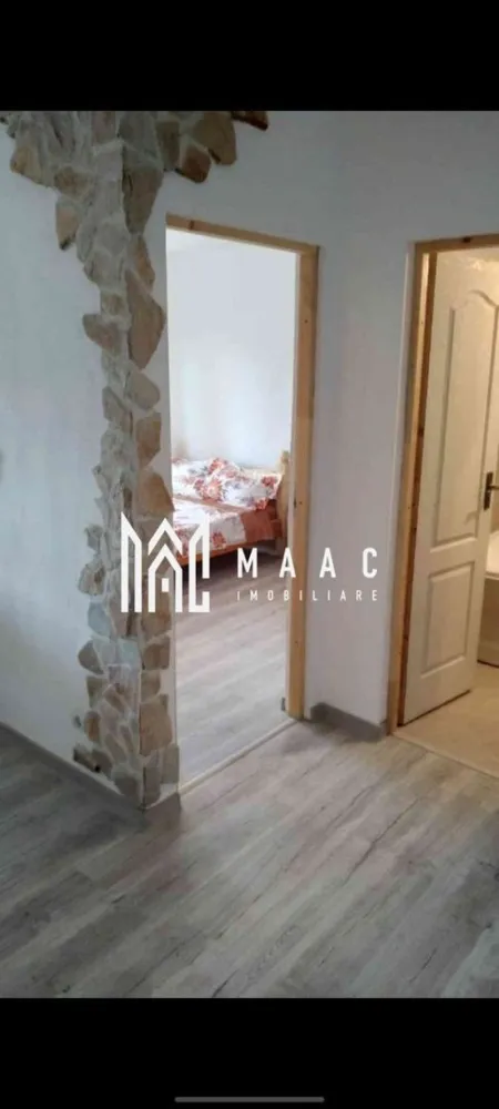 Apartament 2 camere | Lenin Sud, Râmnicu Vâlcea | 52 mp, etaj 3, balcon - Apartament cu 2 camere de închiriat în Lenin Sud, Râmnicu Vâlcea, pe Bulevardul Tineretului, cu 52 mp utili, etaj 3 și balcon, potrivit pentru locuire urbană cu acces facil la puncte de interes.

Detalii proprietate:
• Suprafață utilă: 52 mp (suprafață construită 62,4 mp)
• Apartament cu 2 camere, 1 dormitor, 1 baie și 1 bucătărie
• Etaj 3 din 4, imobil finalizat, construit în 1977
• Structură din cărămidă
• Bucătărie open-space cu zonă de dining
• Balcon deschis
• Bucătărie mobilată și utilată, inclusiv frigider
• Ferestre cu geam termopan, parchet, calorifere în fiecare încăpere
• Baie cu cadă pe colț și calorifer portprosop

Localizare și acces:
Proprietatea este amplasată vis-a-vis de Colegiul Economic Râmnicu Vâlcea, într-o zonă cu acces rapid către școli, magazine, mijloace de transport și alte puncte de interes urbane.

Cod anunț CP3179508. Contactați echipa MAAC Imobiliare pentru detalii suplimentare și programarea unei vizionări.