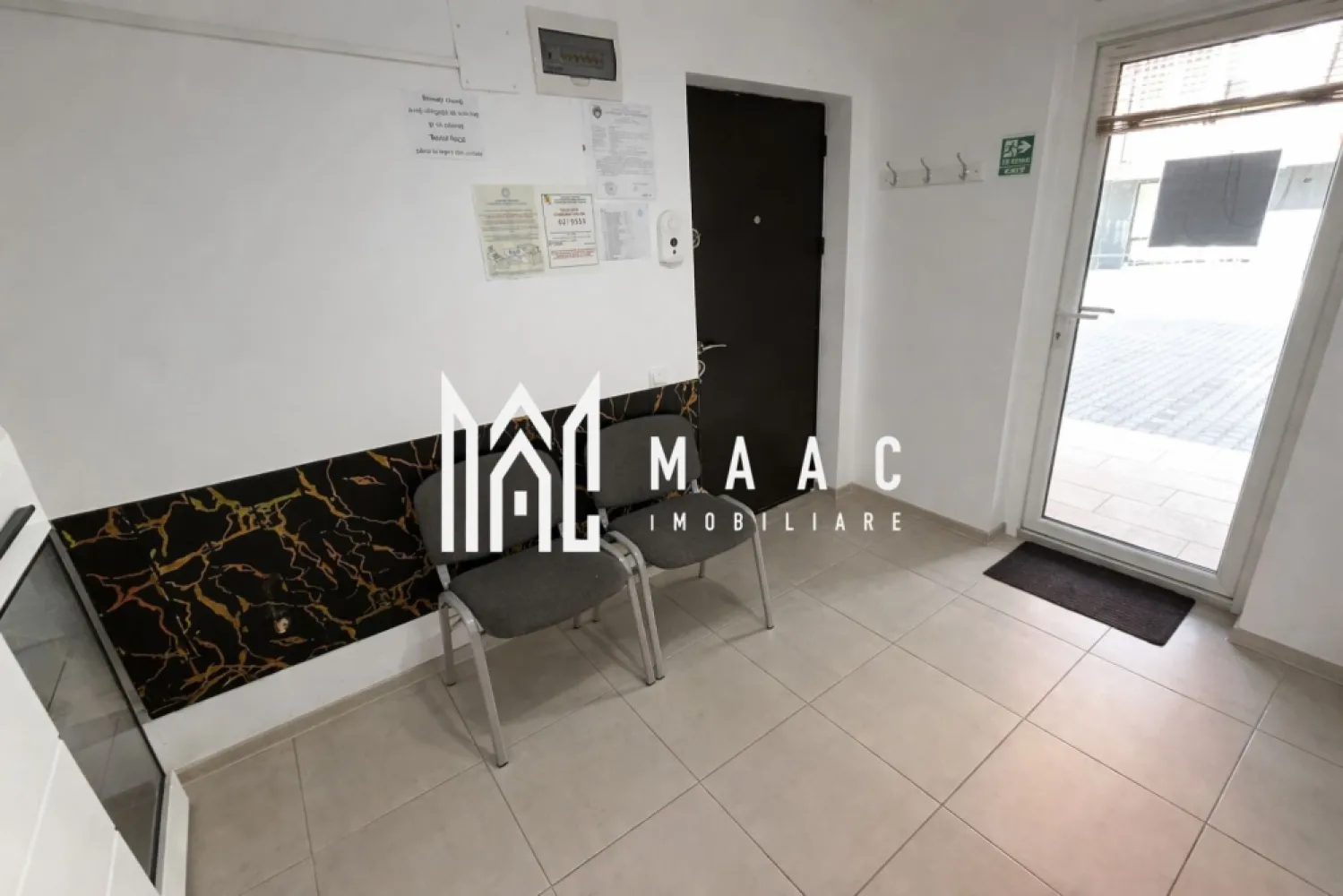 Spațiu comercial | Salon Beauty | Parter | Arhitecților - Maac Imobiliare prezintă spre închiriere un spațiu comercial ideal pentru desfășurarea activităților din domeniul beauty, precum salon de înfrumusețare, frizerie, barber shop, cosmetică, manichiură sau alte servicii similare, situat la parterul unui imobil amplasat pe o stradă intens circulată din Cartierul Arhitecților.

Cu o suprafață utilă de 32 mp, spațiul este compartimentat eficient și pregătit pentru continuarea unei activități în domeniul serviciilor de înfrumusețare, beneficiind de o organizare practică și funcțională.

Compartimentare:

Zonă de așteptare pentru clienți;
Baie;
Zonă principală destinată activității de salon;
Încăpere separată pentru pensat, manichiură, cosmetică sau alte activități specifice.

Poziționarea la parter și amplasarea pe o arteră cu trafic intens oferă o bună vizibilitate și acces facil pentru clienți, reprezentând o oportunitate excelentă atât pentru continuarea activității existente, cât și pentru dezvoltarea unei noi afaceri.

Condiții de închiriere:

450 euro/lună pentru contracte cu o durată de până la 2 ani;
400 euro/lună pentru contracte încheiate pe o perioadă mai mare de 2 ani.

Pentru mai multe detalii și programarea unei vizionări, vă rugăm să precizați telefonic că ați văzut anunțul cu CP3179908.