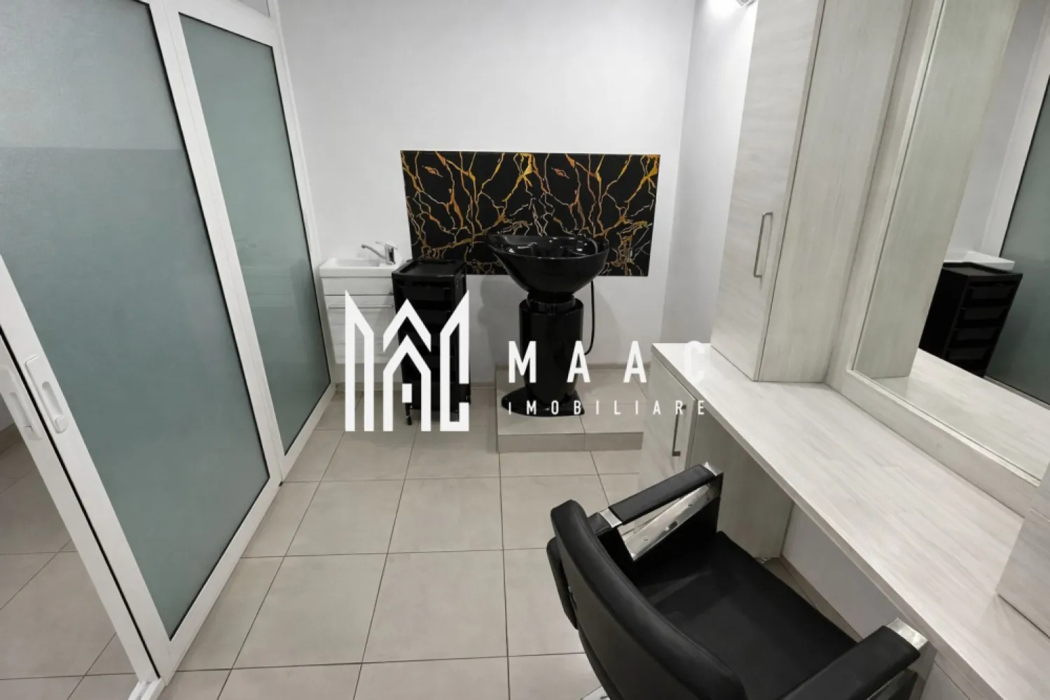 Spațiu comercial | Salon Beauty | Parter | Arhitecților - Maac Imobiliare prezintă spre închiriere un spațiu comercial ideal pentru desfășurarea activităților din domeniul beauty, precum salon de înfrumusețare, frizerie, barber shop, cosmetică, manichiură sau alte servicii similare, situat la parterul unui imobil amplasat pe o stradă intens circulată din Cartierul Arhitecților.

Cu o suprafață utilă de 32 mp, spațiul este compartimentat eficient și pregătit pentru continuarea unei activități în domeniul serviciilor de înfrumusețare, beneficiind de o organizare practică și funcțională.

Compartimentare:

Zonă de așteptare pentru clienți;
Baie;
Zonă principală destinată activității de salon;
Încăpere separată pentru pensat, manichiură, cosmetică sau alte activități specifice.

Poziționarea la parter și amplasarea pe o arteră cu trafic intens oferă o bună vizibilitate și acces facil pentru clienți, reprezentând o oportunitate excelentă atât pentru continuarea activității existente, cât și pentru dezvoltarea unei noi afaceri.

Condiții de închiriere:

450 euro/lună pentru contracte cu o durată de până la 2 ani;
400 euro/lună pentru contracte încheiate pe o perioadă mai mare de 2 ani.

Pentru mai multe detalii și programarea unei vizionări, vă rugăm să precizați telefonic că ați văzut anunțul cu CP3179908.