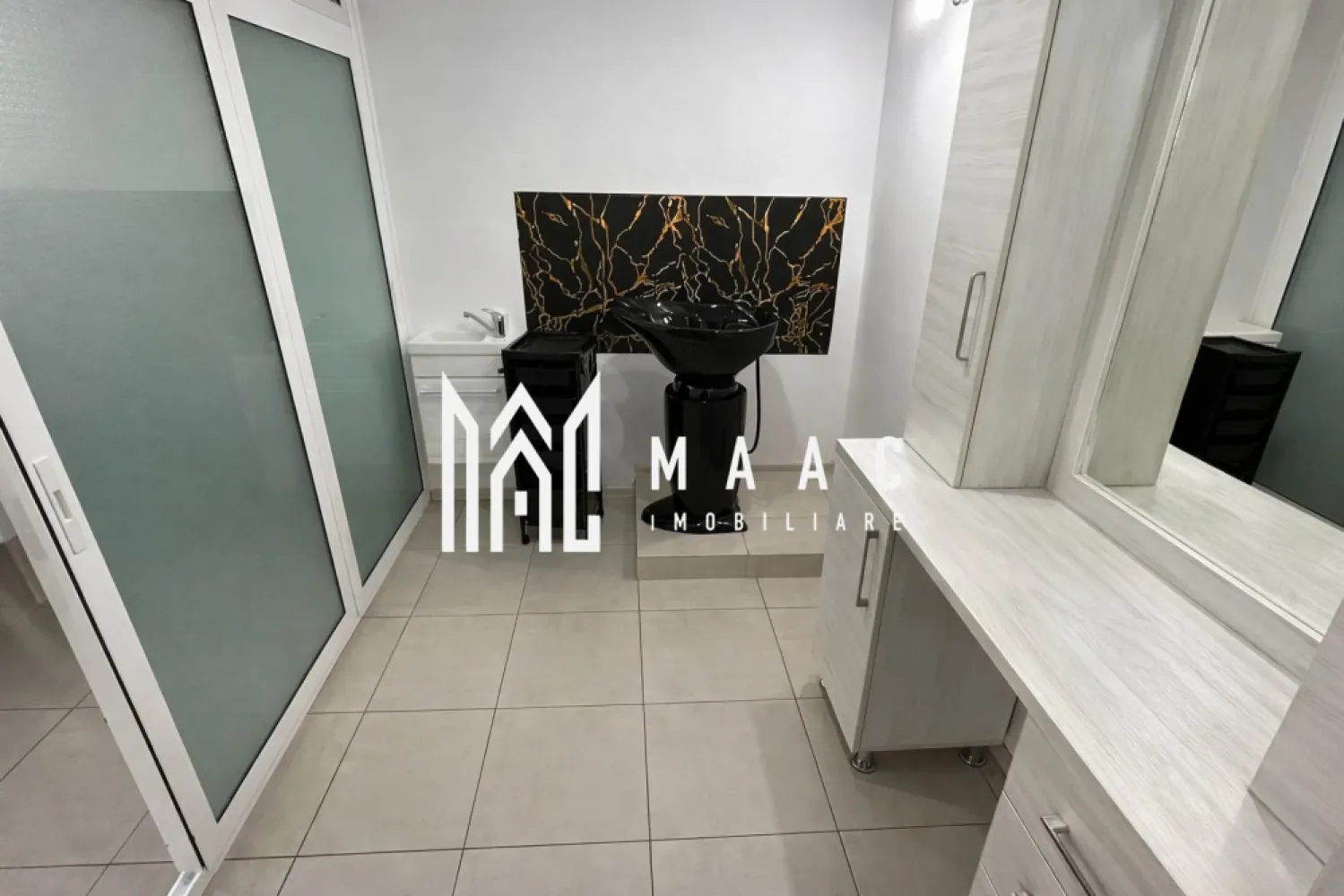 Spațiu comercial | Salon Beauty | Parter | Arhitecților - Maac Imobiliare prezintă spre închiriere un spațiu comercial ideal pentru desfășurarea activităților din domeniul beauty, precum salon de înfrumusețare, frizerie, barber shop, cosmetică, manichiură sau alte servicii similare, situat la parterul unui imobil amplasat pe o stradă intens circulată din Cartierul Arhitecților.

Cu o suprafață utilă de 32 mp, spațiul este compartimentat eficient și pregătit pentru continuarea unei activități în domeniul serviciilor de înfrumusețare, beneficiind de o organizare practică și funcțională.

Compartimentare:

Zonă de așteptare pentru clienți;
Baie;
Zonă principală destinată activității de salon;
Încăpere separată pentru pensat, manichiură, cosmetică sau alte activități specifice.

Poziționarea la parter și amplasarea pe o arteră cu trafic intens oferă o bună vizibilitate și acces facil pentru clienți, reprezentând o oportunitate excelentă atât pentru continuarea activității existente, cât și pentru dezvoltarea unei noi afaceri.

Condiții de închiriere:

450 euro/lună pentru contracte cu o durată de până la 2 ani;
400 euro/lună pentru contracte încheiate pe o perioadă mai mare de 2 ani.

Pentru mai multe detalii și programarea unei vizionări, vă rugăm să precizați telefonic că ați văzut anunțul cu CP3179908.