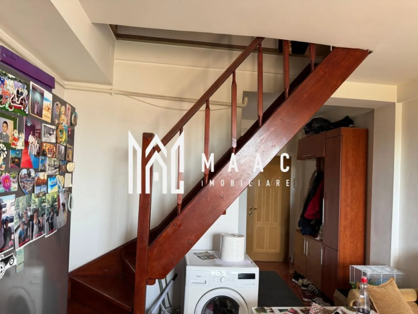 Apartament 2 camere | Balcon | 56 MPU | Mobilat | Zona Garii - MAAC Imobiliare vă propune spre vânzare un apartament cu 3 camere, dispus pe două niveluri, situat într-un imobil construit în anul 2008 in zona garii.

Caracteristici:
Apartament cu 3 camere, dispus pe 2 niveluri
Suprafață utilă: 56,04 mp
Balcon de aproximativ 3,5 mp
Imobil construit în anul 2008
Intabulat complet
2 băi

Compartimentare:
Nivelul 1
Hol de acces
Living cu bucătărie open-space
Baie
Balcon

Nivelul 2
Hol
2 dormitoare separate
Baie

Apartamentul este situat în apropierea centrului, a spitalului și a Promenada Mall Sibiu, beneficiind de acces facil către magazine, mijloace de transport, instituții și alte puncte de interes. 

Pentru mai multe detalii și pentru programarea unei vizionări, vă rugăm să specificați ID-ul anunțului: CP3180056