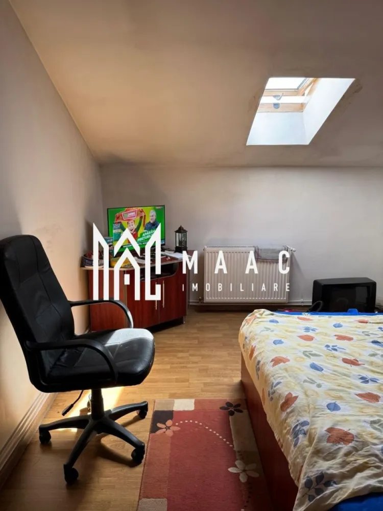 Apartament 2 camere | Balcon | 56 MPU | Mobilat | Zona Garii - MAAC Imobiliare vă propune spre vânzare un apartament cu 3 camere, dispus pe două niveluri, situat într-un imobil construit în anul 2008 in zona garii.

Caracteristici:
Apartament cu 3 camere, dispus pe 2 niveluri
Suprafață utilă: 56,04 mp
Balcon de aproximativ 3,5 mp
Imobil construit în anul 2008
Intabulat complet
2 băi

Compartimentare:
Nivelul 1
Hol de acces
Living cu bucătărie open-space
Baie
Balcon

Nivelul 2
Hol
2 dormitoare separate
Baie

Apartamentul este situat în apropierea centrului, a spitalului și a Promenada Mall Sibiu, beneficiind de acces facil către magazine, mijloace de transport, instituții și alte puncte de interes. 

Pentru mai multe detalii și pentru programarea unei vizionări, vă rugăm să specificați ID-ul anunțului: CP3180056