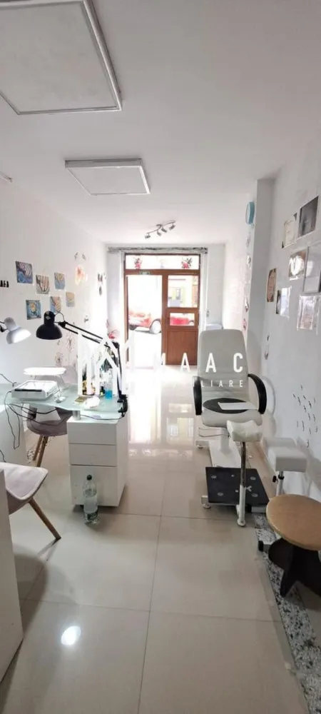 Spațiu comercial | Central Sibiu | Strada Tribunei, 48 mp utili - Spațiu comercial de vânzare în zona Centrală din Sibiu, pe Strada Tribunei, cu 48 mp utili și acces direct din stradă, dispus pe parter și etaj într-o clădire construită în 1965.

Detalii proprietate:
• Suprafață utilă: 48 mp
• Regim de înălțime: parter și etaj
• La parter: cameră, hol și debara
• La etaj: cameră, hol, baie și debara
• Pivniță situată în curte
• Clădire construită în anul 1965
• Spațiul este potrivit pentru activități care au nevoie de poziționare centrală și acces facil din stradă

Poziționarea pe Strada Tribunei, în zona Centrală din Sibiu, oferă vizibilitate bună și acces rapid către punctele de interes din centrul orașului. Intrarea direct din stradă susține o utilizare practică pentru activitate comercială sau de birou.

Pentru mai multe detalii și pentru programarea unei vizionări, contactează echipa MAAC Imobiliare și menționează Cod anunț CP3180211.