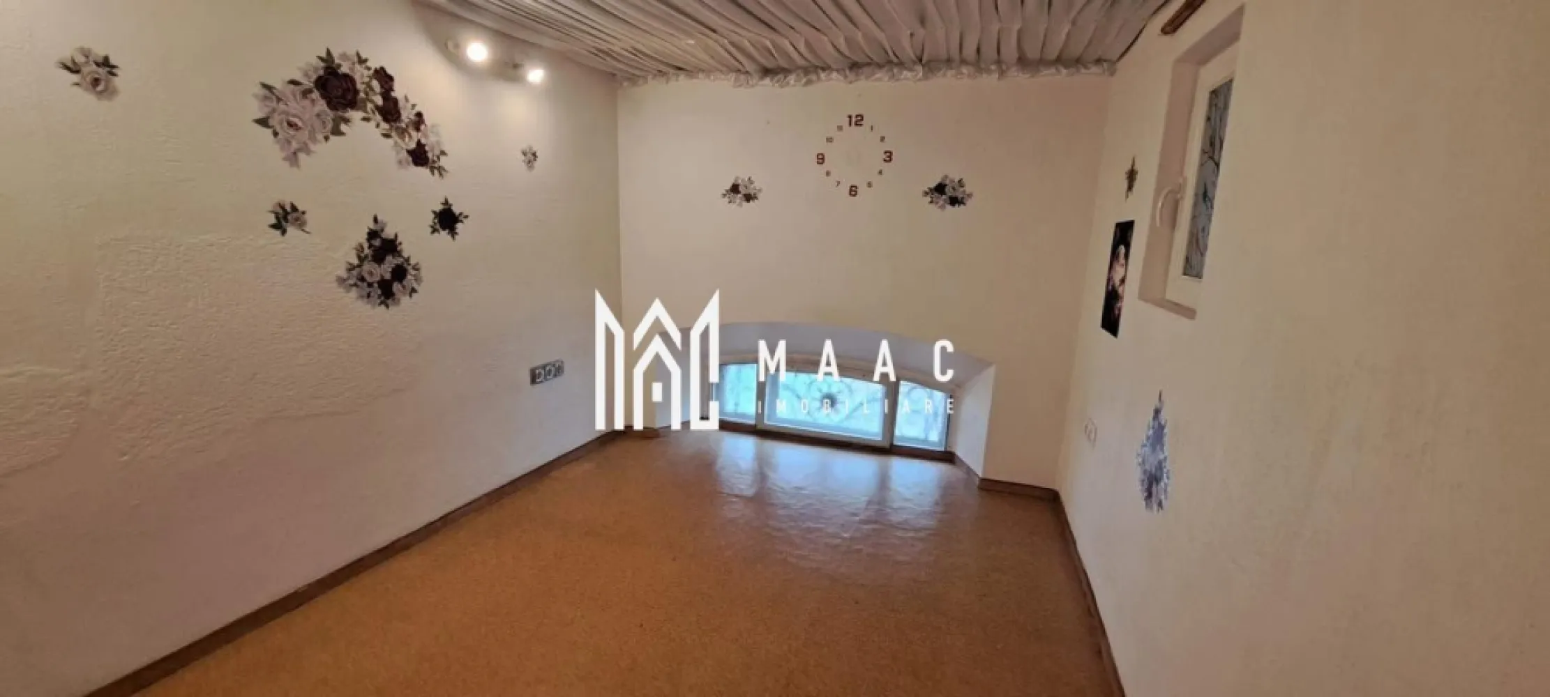 Spațiu comercial | Central Sibiu | Strada Tribunei, 48 mp utili - Spațiu comercial de vânzare în zona Centrală din Sibiu, pe Strada Tribunei, cu 48 mp utili și acces direct din stradă, dispus pe parter și etaj într-o clădire construită în 1965.

Detalii proprietate:
• Suprafață utilă: 48 mp
• Regim de înălțime: parter și etaj
• La parter: cameră, hol și debara
• La etaj: cameră, hol, baie și debara
• Pivniță situată în curte
• Clădire construită în anul 1965
• Spațiul este potrivit pentru activități care au nevoie de poziționare centrală și acces facil din stradă

Poziționarea pe Strada Tribunei, în zona Centrală din Sibiu, oferă vizibilitate bună și acces rapid către punctele de interes din centrul orașului. Intrarea direct din stradă susține o utilizare practică pentru activitate comercială sau de birou.

Pentru mai multe detalii și pentru programarea unei vizionări, contactează echipa MAAC Imobiliare și menționează Cod anunț CP3180211.