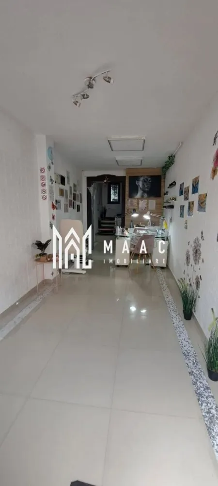 Spațiu comercial | Central Sibiu | Strada Tribunei, 48 mp utili - Spațiu comercial de vânzare în zona Centrală din Sibiu, pe Strada Tribunei, cu 48 mp utili și acces direct din stradă, dispus pe parter și etaj într-o clădire construită în 1965.

Detalii proprietate:
• Suprafață utilă: 48 mp
• Regim de înălțime: parter și etaj
• La parter: cameră, hol și debara
• La etaj: cameră, hol, baie și debara
• Pivniță situată în curte
• Clădire construită în anul 1965
• Spațiul este potrivit pentru activități care au nevoie de poziționare centrală și acces facil din stradă

Poziționarea pe Strada Tribunei, în zona Centrală din Sibiu, oferă vizibilitate bună și acces rapid către punctele de interes din centrul orașului. Intrarea direct din stradă susține o utilizare practică pentru activitate comercială sau de birou.

Pentru mai multe detalii și pentru programarea unei vizionări, contactează echipa MAAC Imobiliare și menționează Cod anunț CP3180211.