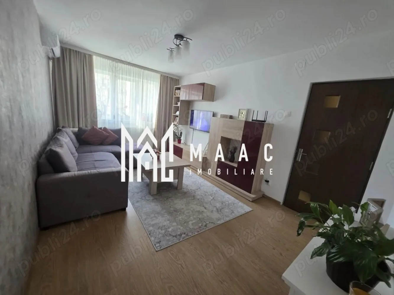 Apartament 3 camere decomandat | Ostroveni, Râmnicu Vâlcea | 70 mp, renovat - Apartament de vânzare cu 3 camere decomandat în Ostroveni, pe Bulevardul Tineretului din Râmnicu Vâlcea, renovat și pregătit pentru mutare.

Detalii proprietate:
• Suprafață utilă: 63 mp, suprafata totala 70 mp, suprafață construită: 84 mp
• Compartimentare: 3 camere, 2 dormitoare, 1 baie, 1 bucătărie, debară și balcon închis
• Etaj 1 din 10, apartament confort 1
• An construcție bloc: 1978, construcție finalizată
• Stare interioară: renovat
• Se vinde complet mobilat și utilat
• Instalație electrică refăcută integral
• Centrală termică nouă, montată în noiembrie 2025
• Aer condiționat și tâmplărie PVC cu geam termopan

Zona Ostroveni oferă acces rapid către școli, grădinițe, centre comerciale, farmacii, piață și stații pentru transportul în comun. Din balcon se vede direct Școala Gimnazială „Mihai Eminescu”, un avantaj pentru organizarea zilnică.

Cod anunț CP3180294. Contactați echipa MAAC Imobiliare pentru detalii suplimentare și programarea unei vizionări.