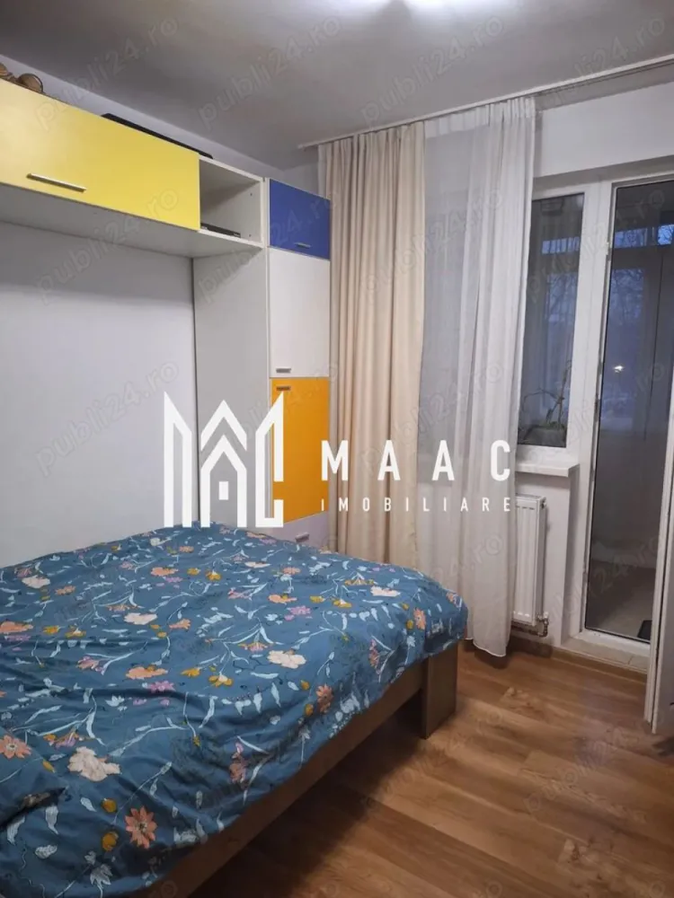 Apartament 3 camere decomandat | Ostroveni, Râmnicu Vâlcea | 70 mp, renovat - Apartament de vânzare cu 3 camere decomandat în Ostroveni, pe Bulevardul Tineretului din Râmnicu Vâlcea, renovat și pregătit pentru mutare.

Detalii proprietate:
• Suprafață utilă: 63 mp, suprafata totala 70 mp, suprafață construită: 84 mp
• Compartimentare: 3 camere, 2 dormitoare, 1 baie, 1 bucătărie, debară și balcon închis
• Etaj 1 din 10, apartament confort 1
• An construcție bloc: 1978, construcție finalizată
• Stare interioară: renovat
• Se vinde complet mobilat și utilat
• Instalație electrică refăcută integral
• Centrală termică nouă, montată în noiembrie 2025
• Aer condiționat și tâmplărie PVC cu geam termopan

Zona Ostroveni oferă acces rapid către școli, grădinițe, centre comerciale, farmacii, piață și stații pentru transportul în comun. Din balcon se vede direct Școala Gimnazială „Mihai Eminescu”, un avantaj pentru organizarea zilnică.

Cod anunț CP3180294. Contactați echipa MAAC Imobiliare pentru detalii suplimentare și programarea unei vizionări.