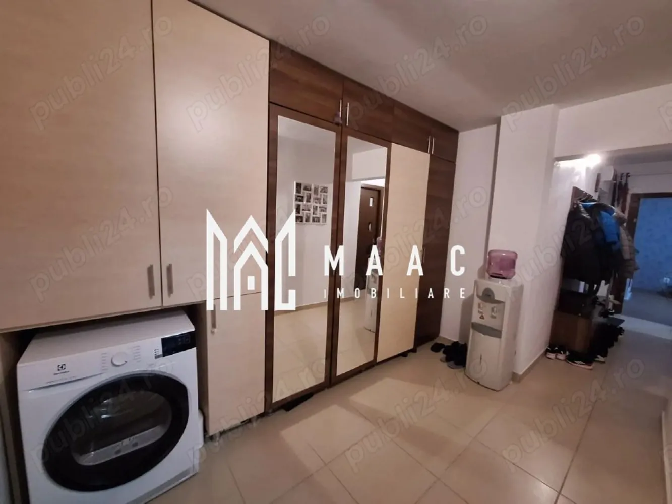 Apartament 3 camere decomandat | Ostroveni, Râmnicu Vâlcea | 70 mp, renovat - Apartament de vânzare cu 3 camere decomandat în Ostroveni, pe Bulevardul Tineretului din Râmnicu Vâlcea, renovat și pregătit pentru mutare.

Detalii proprietate:
• Suprafață utilă: 63 mp, suprafata totala 70 mp, suprafață construită: 84 mp
• Compartimentare: 3 camere, 2 dormitoare, 1 baie, 1 bucătărie, debară și balcon închis
• Etaj 1 din 10, apartament confort 1
• An construcție bloc: 1978, construcție finalizată
• Stare interioară: renovat
• Se vinde complet mobilat și utilat
• Instalație electrică refăcută integral
• Centrală termică nouă, montată în noiembrie 2025
• Aer condiționat și tâmplărie PVC cu geam termopan

Zona Ostroveni oferă acces rapid către școli, grădinițe, centre comerciale, farmacii, piață și stații pentru transportul în comun. Din balcon se vede direct Școala Gimnazială „Mihai Eminescu”, un avantaj pentru organizarea zilnică.

Cod anunț CP3180294. Contactați echipa MAAC Imobiliare pentru detalii suplimentare și programarea unei vizionări.