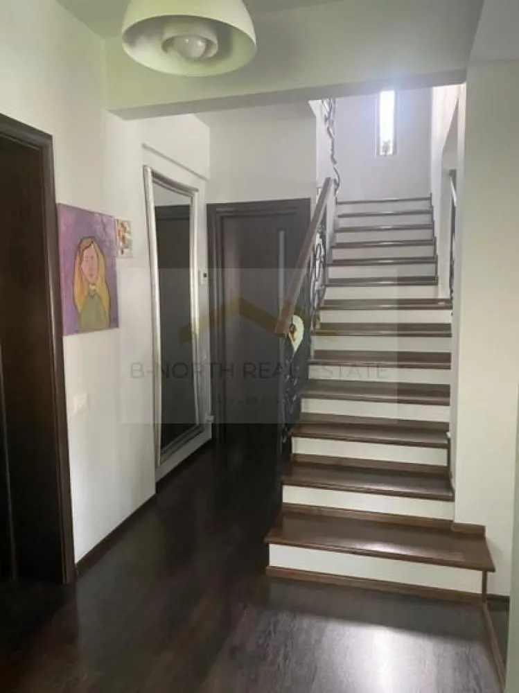 Vilă individuală de închiriat | Metrou Apărătorii Patriei | Rezidență - Business - B-North Real Estate vă propune spre închiriere o vilă individuală spațioasă, situată într-o zonă liniștită din Sectorul 4, la aproximativ 3 minute de stația de metrou Apărătorii Patriei.

Proprietatea este dispusă pe Parter + Etaj + Mansardă, are o suprafață utilă de aproximativ 200 mp și este amplasată pe un teren de 520 mp, oferind spații generoase atât la interior, cât și la exterior. Construită în 2008 și renovată complet în 2023, vila beneficiază de finisaje moderne și dotări premium.

Caracteristici principale:

Vilă individuală P+1+M
Suprafață utilă: 200 mp
Teren: 520 mp
5 camere
2 băi
Construcție 2008
Renovată complet în 2023
Complet mobilată și utilată
Terasă exterioară
Disponibilă imediat

Compartimentare:

Parter:

Living generos de 28 mp
Bucătărie de 16 mp
Cameră tehnică
Baie
Hol de acces
Terasă de aproximativ 40 mp
Etaj:

Dormitor de 28 mp
Dormitor de 16 mp
Baie spațioasă

Mansardă:

Open-space de aproximativ 70 mp
Baie cu cabină de duș
Spațiu ideal pentru birou, sală de hobby, zonă de relaxare, loc de joacă sau dormitor matrimonial

Dotări și beneficii:

Panouri fotovoltaice 6 kW
Aer condiționat LG Artcool
Bucătărie complet utilată
Spații luminoase și bine compartimentate
Posibilitate de reorganizare în funcție de necesități
Costuri reduse de exploatare
Exterior
Curte generoasă
Teren de 520 mp
Terasă amenajată
4 locuri de parcare

Recomandată pentru:

Locuință de familie
Sediu firmă
Cabinete medicale sau de psihologie
After-school
Centru educațional
Showroom
Birouri și activități de consultanță

Localizare:

Aproximativ 3 minute de metrou Apărătorii Patriei
Acces rapid către Piața Sudului și Sun Plaza
Aproape de mijloace de transport, supermarketuri și servicii
Zonă liniștită de case

Preț și condiții:

Chirie: 2.800 euro/lună
Disponibilă imediat

Pentru informații suplimentare și programarea unei vizionări, contactați B-North Real Estate.