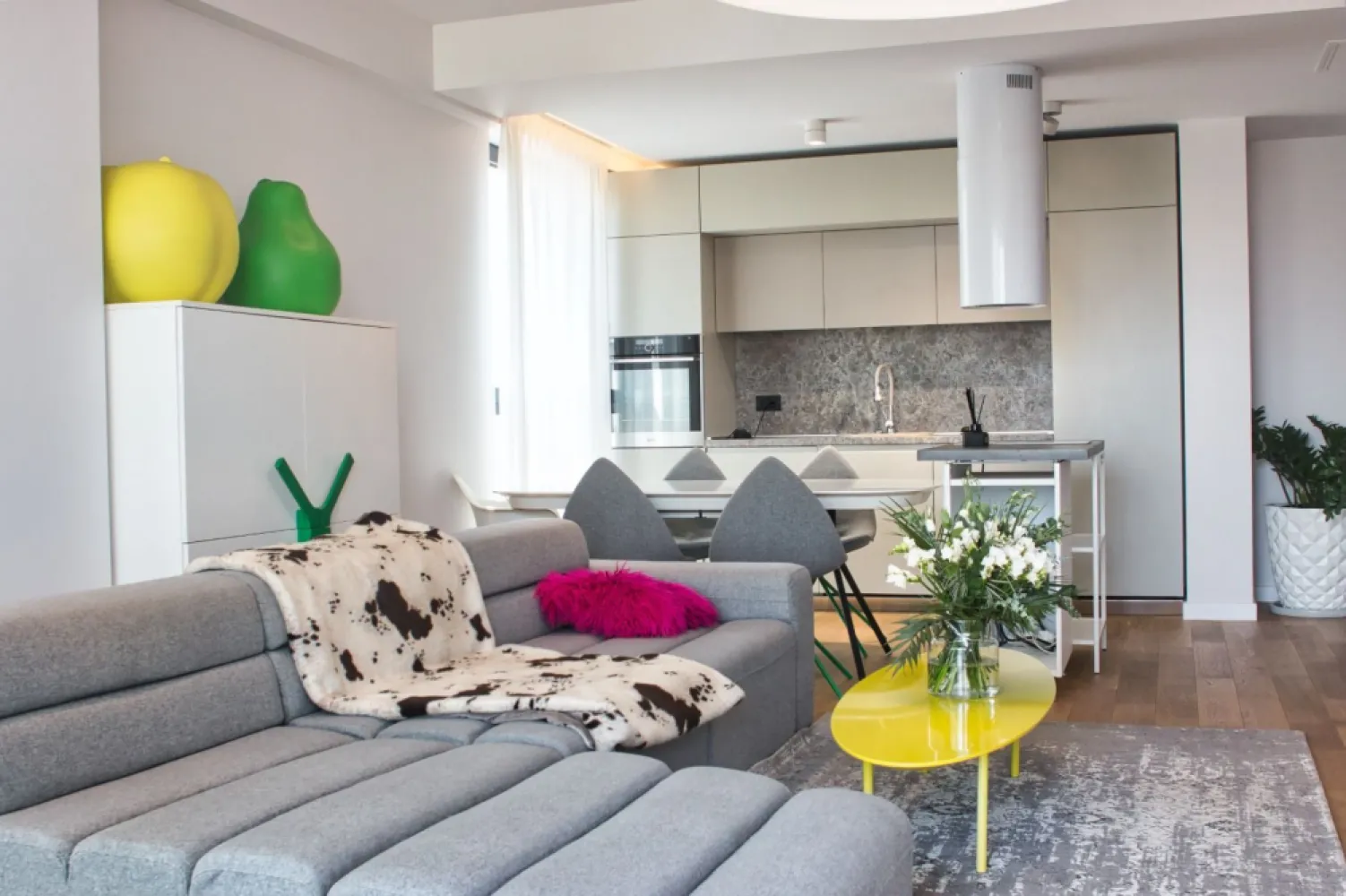One Herastrau Towers | Zona de dressing | Apartament exclusivist | Lux - New Place Real Estate Company va propune spre inchiriere un apartament deosebit, situat intr-un imobil rezidential din zona Herastrau.

Apartamentul este situat la Etajul 6 in imobil de 2S+P+12E, are o suprafata utila totala de 110.40 mp, o suprafata construita de 130.20 mp si este compus din: living de 26.70 mp, bucatarie open space de 7.80 mp, dormitor matrimonial de 19.50 mp cu baie proprie de 4.10 mp, dormitor secundar de 16.20 mp, baie de serviciu de 5.60 mp, zona de dressing de 6.70 mp, 2 holuri de 7.20 mp respectiv 9.10 mp si balcon de 7.50 mp. Livingul este spatios si este amenajat in nuante calde, iar bucataria este complet mobilata si utilata, avand aparatura electrocasnica de varf. Apartamentul are o zona de dressing dedicata.

Apartamentul dispune de un loc de parcare disponibil in parcarea subterana a Ansamblului.

Atat apartamentul cat si spatiile comune ale intregului imobil beneficiaza de finisaje de calitate superioara de lux.

Paza si supraveghere video 24/7.

Pentru mai multe detalii sau oferte similare, nu ezitati sa ne contactati.

Aceasta oferta apartine New Place Real Estate Company.