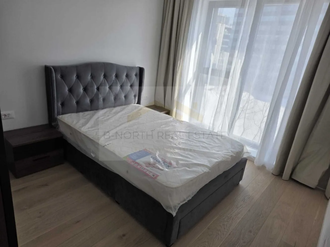 Apartament 2 camere de închiriat | Nusco City Pipera | Loc de parcare subteran - B-North Real Estate vă propune spre închiriere un apartament modern cu 2 camere, situat în prestigiosul complex rezidențial Nusco City, una dintre cele mai căutate zone din nordul Bucureștiului.
Apartamentul are o suprafață totală de 74 mp, este amplasat la etajul 3 al unui imobil finalizat în 2026 și se închiriază complet mobilat și utilat, fiind ideal pentru un cuplu sau o persoană care își dorește confort, siguranță și acces rapid către zona de business Pipera – Aviației.

Caracteristici principale:

Apartament 2 camere
Suprafață totală: 74 mp
Etaj 3
Imobil finalizat în 2026
Complex rezidențial premium
Complet mobilat și utilat
Disponibil imediat

Dotări și beneficii:

Aer condiționat
Mașină de spălat rufe
Mașină de spălat vase
Plită electrică
Cuptor electric
Frigider
Televizor
Aspirator
Finisaje moderne
Spații generoase și luminoase
Parcare
Loc de parcare subteran inclus în preț

Avantaje locație:

Complex rezidențial Nusco City
Acces rapid către Promenada Mall
Aproape de zona de business Pipera – Aviației
Metrou Aurel Vlaicu și Pipera în proximitate
Restaurante, cafenele, supermarketuri și centre de fitness în apropiere
Acces facil către Șoseaua Pipera și nordul Capitalei

Recomandat pentru:

Cupluri
Profesioniști
Expați
Persoane care lucrează în zona de nord a Bucureștiului

Preț și condiții:

Chirie: 850 euro/lună
Loc de parcare subteran inclus
Disponibil imediat

Pentru informații suplimentare și programarea unei vizionări, contactați B-North Real Estate.