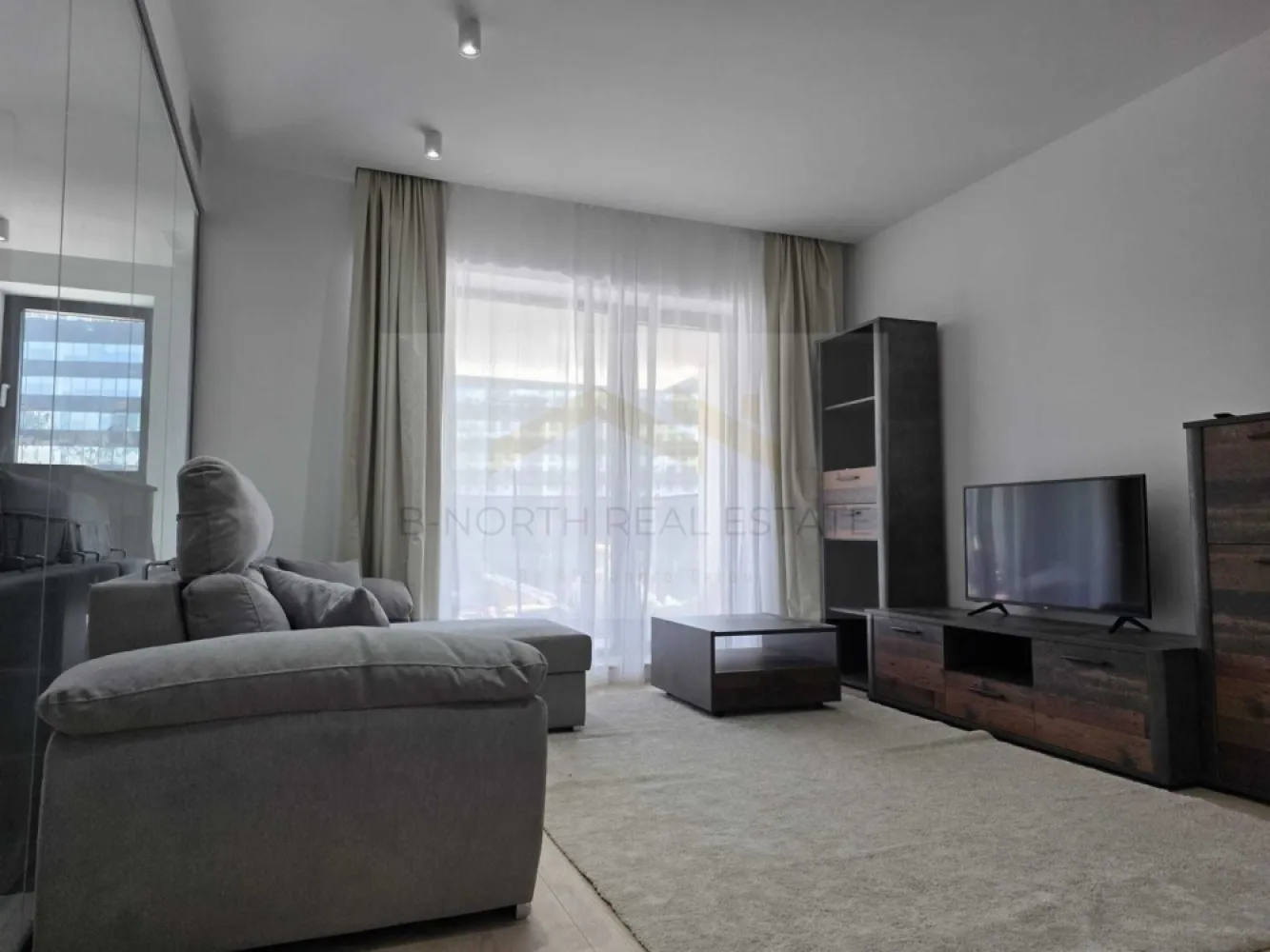 Apartament 2 camere de închiriat | Nusco City Pipera | Loc de parcare subteran - B-North Real Estate vă propune spre închiriere un apartament modern cu 2 camere, situat în prestigiosul complex rezidențial Nusco City, una dintre cele mai căutate zone din nordul Bucureștiului.
Apartamentul are o suprafață totală de 74 mp, este amplasat la etajul 3 al unui imobil finalizat în 2026 și se închiriază complet mobilat și utilat, fiind ideal pentru un cuplu sau o persoană care își dorește confort, siguranță și acces rapid către zona de business Pipera – Aviației.

Caracteristici principale:

Apartament 2 camere
Suprafață totală: 74 mp
Etaj 3
Imobil finalizat în 2026
Complex rezidențial premium
Complet mobilat și utilat
Disponibil imediat

Dotări și beneficii:

Aer condiționat
Mașină de spălat rufe
Mașină de spălat vase
Plită electrică
Cuptor electric
Frigider
Televizor
Aspirator
Finisaje moderne
Spații generoase și luminoase
Parcare
Loc de parcare subteran inclus în preț

Avantaje locație:

Complex rezidențial Nusco City
Acces rapid către Promenada Mall
Aproape de zona de business Pipera – Aviației
Metrou Aurel Vlaicu și Pipera în proximitate
Restaurante, cafenele, supermarketuri și centre de fitness în apropiere
Acces facil către Șoseaua Pipera și nordul Capitalei

Recomandat pentru:

Cupluri
Profesioniști
Expați
Persoane care lucrează în zona de nord a Bucureștiului

Preț și condiții:

Chirie: 850 euro/lună
Loc de parcare subteran inclus
Disponibil imediat

Pentru informații suplimentare și programarea unei vizionări, contactați B-North Real Estate.