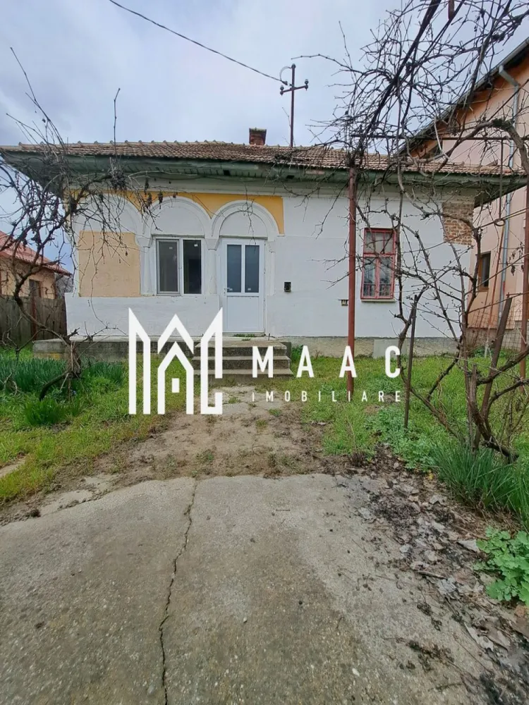 Casa Ostroveni | Ramnicu Valcea | teren 340mp | - MAAC IMOBILIARE vă propune spre vânzare o proprietate cu potențial deosebit, situată pe strada Ostroveni, în Râmnicu Vâlcea.

Imobilul dispune de o suprafață construită de 110 mp și este amplasat pe un teren generos de 340 mp, având deschidere stradală și acces facil. Proprietatea beneficiază de toate utilitățile la poartă: apă, gaz și canalizare.

Casa necesită renovare, oferind astfel viitorului proprietar oportunitatea ideală de a-și amenaja locuința exact după propriile preferințe și standarde. În partea din spate a terenului se regăsește o anexă nefinalizată, ce poate fi transformată într-un spațiu util suplimentar (depozitare, atelier sau chiar locuință auxiliară).

Unul dintre principalele avantaje ale acestei proprietăți este amplasarea într-o zonă apreciată, în apropierea cartierului Ostroveni, cu acces rapid către numeroase puncte de interes: magazine, școli, mijloace de transport și alte facilități urbane.

O alegere excelentă atât pentru locuință personală, cât și pentru investiție!

Pentru mai multe detalii sau pentru programarea unei vizionări, echipa MAAC IMOBILIARE vă stă la dispoziție.
CP2985185