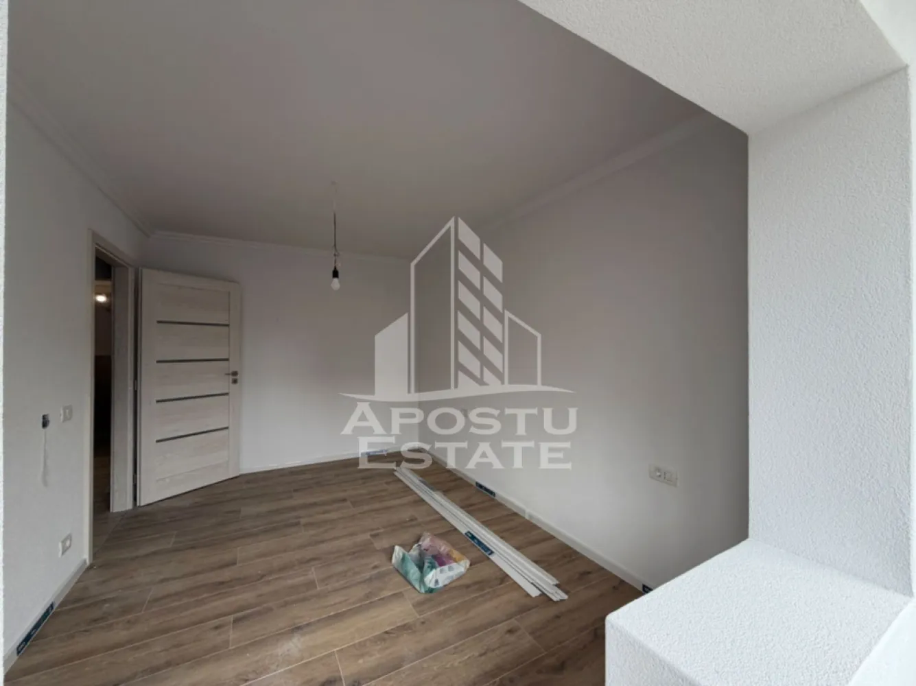 Apartament 3 camere, de vanzare, zona Dambovita, Timisoara - APOSTU ESTATE va propune spre vanzare un apartament cu 3 camere spatios si luminos complet mobilat si utilat decomandat confort 1 situat in zona Dambovita.

Apartamentul este situat la etajul 1 al unui bloc cu 4 etaje. Se intinde pe o suprafata de 65 mp utili+ 2 balcoane.

Compartimentare:

- Hol acces

- Bucatarie

- Living cu balcon inchis

- Dormitor cu balcon inchis

-Dormitor

- Baie de servici

-Baie

Confortul termic este realizat prin intermediul centralei proprii pe gaz, incalzire in pardoseala. Apartamentul se vinde impreuna cu o boxa aflata la subsol, si are vedere pe 3 parti. Apartamentul a fost renovat integral: pereți răzuiți complet, șapă înlocuită, tâmplărie Salamander cu feronerie Roto, uși interior noi Porta doors, ușă de acces nouă, finisaje premium, totul este nou, realizat cu materiale de calitate superioară

Zona foarte linistita cu numeroase facilitati si puncte de interes precum: acces rapid si usor la mijloacele de transport in comun, mall-ul Shopping City la cateva minute distanta, piata Doina si alte supermarket-uri in apropiere, farmacii, institutii de invatamant, restaurante, baruri cafenele si multe altele.

Acceptam orice fel de credit bancar. Oferim consultanta si solutii financiare prin colaboratorii nostri.Apartamentul se vinde mobilat si utilat.

CP3100915