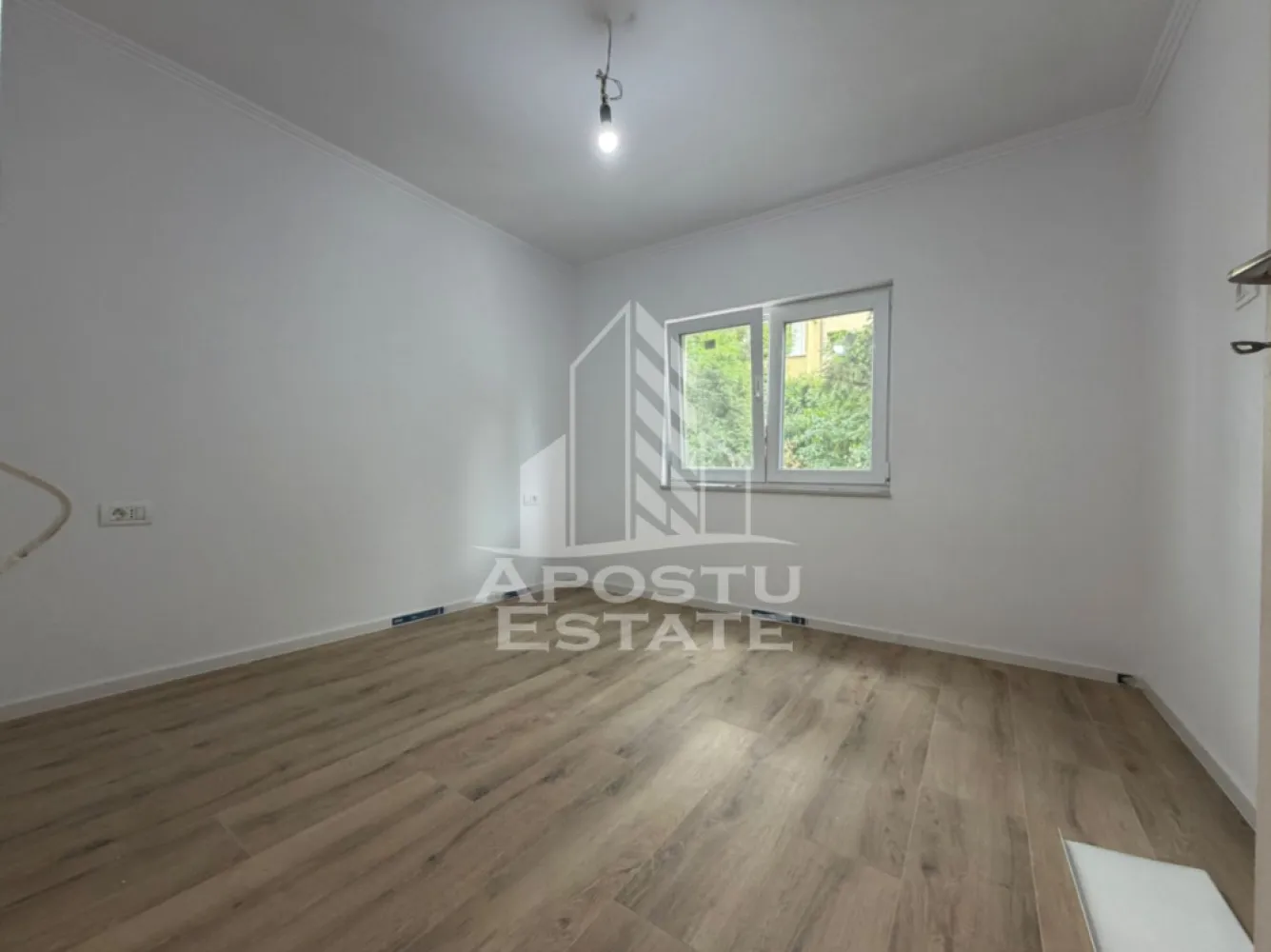 Apartament 3 camere, de vanzare, zona Dambovita, Timisoara - APOSTU ESTATE va propune spre vanzare un apartament cu 3 camere spatios si luminos complet mobilat si utilat decomandat confort 1 situat in zona Dambovita.

Apartamentul este situat la etajul 1 al unui bloc cu 4 etaje. Se intinde pe o suprafata de 65 mp utili+ 2 balcoane.

Compartimentare:

- Hol acces

- Bucatarie

- Living cu balcon inchis

- Dormitor cu balcon inchis

-Dormitor

- Baie de servici

-Baie

Confortul termic este realizat prin intermediul centralei proprii pe gaz, incalzire in pardoseala. Apartamentul se vinde impreuna cu o boxa aflata la subsol, si are vedere pe 3 parti. Apartamentul a fost renovat integral: pereți răzuiți complet, șapă înlocuită, tâmplărie Salamander cu feronerie Roto, uși interior noi Porta doors, ușă de acces nouă, finisaje premium, totul este nou, realizat cu materiale de calitate superioară

Zona foarte linistita cu numeroase facilitati si puncte de interes precum: acces rapid si usor la mijloacele de transport in comun, mall-ul Shopping City la cateva minute distanta, piata Doina si alte supermarket-uri in apropiere, farmacii, institutii de invatamant, restaurante, baruri cafenele si multe altele.

Acceptam orice fel de credit bancar. Oferim consultanta si solutii financiare prin colaboratorii nostri.Apartamentul se vinde mobilat si utilat.

CP3100915