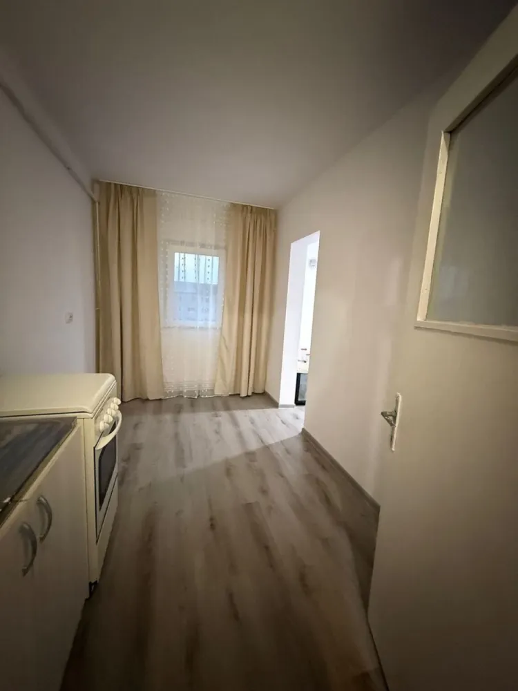De vanzare apartament cu 2 camere, etaj 4/4, recent renovat, 29.300 euro - Vă propunem spre vânzare un apartament cu 2 camere, situat în Mărășești, pe strada Garoafei, în zona Gară – Parc, o locație liniștită și accesibilă, potrivită atât pentru locuit, cât și pentru investiție. Proprietatea beneficiază de o poziționare avantajoasă, în apropierea principalelor puncte de interes din oraș.
Detalii proprietate:
Apartamentul este situat la etajul 4 din 4, într-un imobil construit în anul 1979, și are o suprafață utilă de 49,4 mp, la care se adaugă o logie de 5,1 mp. Compartimentarea este practică și luminoasă, oferind un spațiu confortabil și bine organizat. A fost recent renovat.

Un avantaj important îl reprezintă podul pe toată suprafața apartamentului, compartimentat identic, cu acces securizat pe bază de cheie, ideal pentru depozitare sau spațiu suplimentar.
Stare apartament:
Proprietatea a fost recent renovata. Este dotată cu geamuri termopan, parchet laminat, ușă metalică la intrare și contor de gaz montat (nu dispune de centrală termică).
Situație juridică:
Actele sunt la zi, proprietatea dispune de carte funciară și certificat energetic, fără datorii sau sarcini.
Preț propus: 29.300 euro, negociabil
Comision intermediere: 1,5%.
Ofertă disponibilă în exclusivitate prin agenția Mag Invest.
Pentru mai multe detalii și programarea unei vizionări:
Liliana Ene – Broker acreditat ABI
Telefon: 0746 252 252