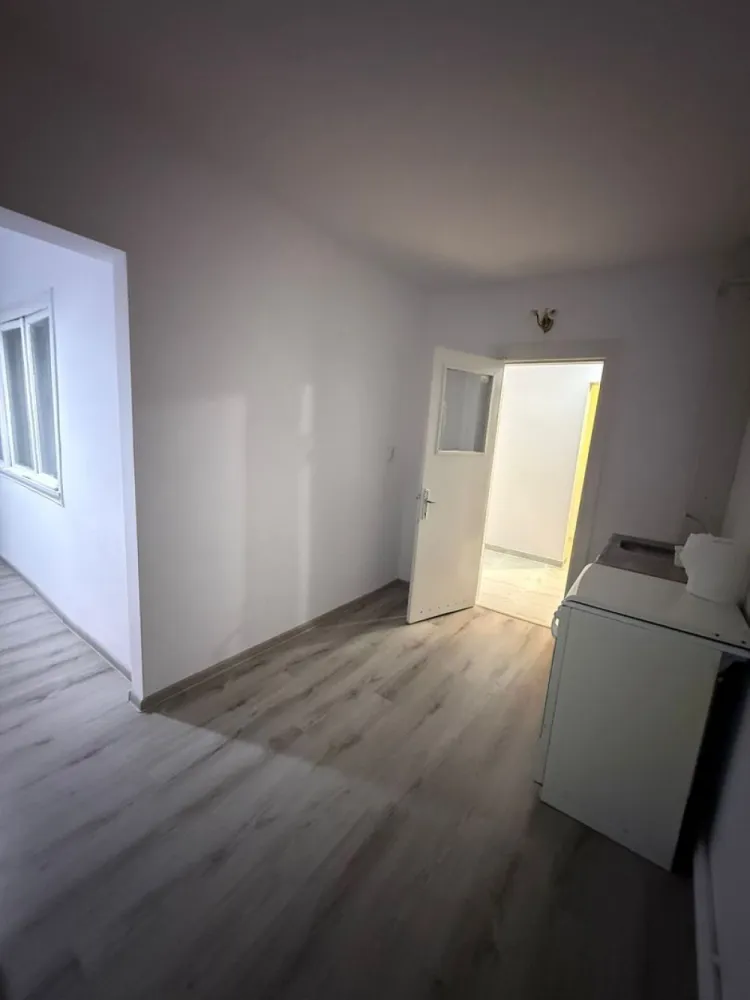 De vanzare apartament cu 2 camere, etaj 4/4, recent renovat, 29.300 euro - Vă propunem spre vânzare un apartament cu 2 camere, situat în Mărășești, pe strada Garoafei, în zona Gară – Parc, o locație liniștită și accesibilă, potrivită atât pentru locuit, cât și pentru investiție. Proprietatea beneficiază de o poziționare avantajoasă, în apropierea principalelor puncte de interes din oraș.
Detalii proprietate:
Apartamentul este situat la etajul 4 din 4, într-un imobil construit în anul 1979, și are o suprafață utilă de 49,4 mp, la care se adaugă o logie de 5,1 mp. Compartimentarea este practică și luminoasă, oferind un spațiu confortabil și bine organizat. A fost recent renovat.

Un avantaj important îl reprezintă podul pe toată suprafața apartamentului, compartimentat identic, cu acces securizat pe bază de cheie, ideal pentru depozitare sau spațiu suplimentar.
Stare apartament:
Proprietatea a fost recent renovata. Este dotată cu geamuri termopan, parchet laminat, ușă metalică la intrare și contor de gaz montat (nu dispune de centrală termică).
Situație juridică:
Actele sunt la zi, proprietatea dispune de carte funciară și certificat energetic, fără datorii sau sarcini.
Preț propus: 29.300 euro, negociabil
Comision intermediere: 1,5%.
Ofertă disponibilă în exclusivitate prin agenția Mag Invest.
Pentru mai multe detalii și programarea unei vizionări:
Liliana Ene – Broker acreditat ABI
Telefon: 0746 252 252