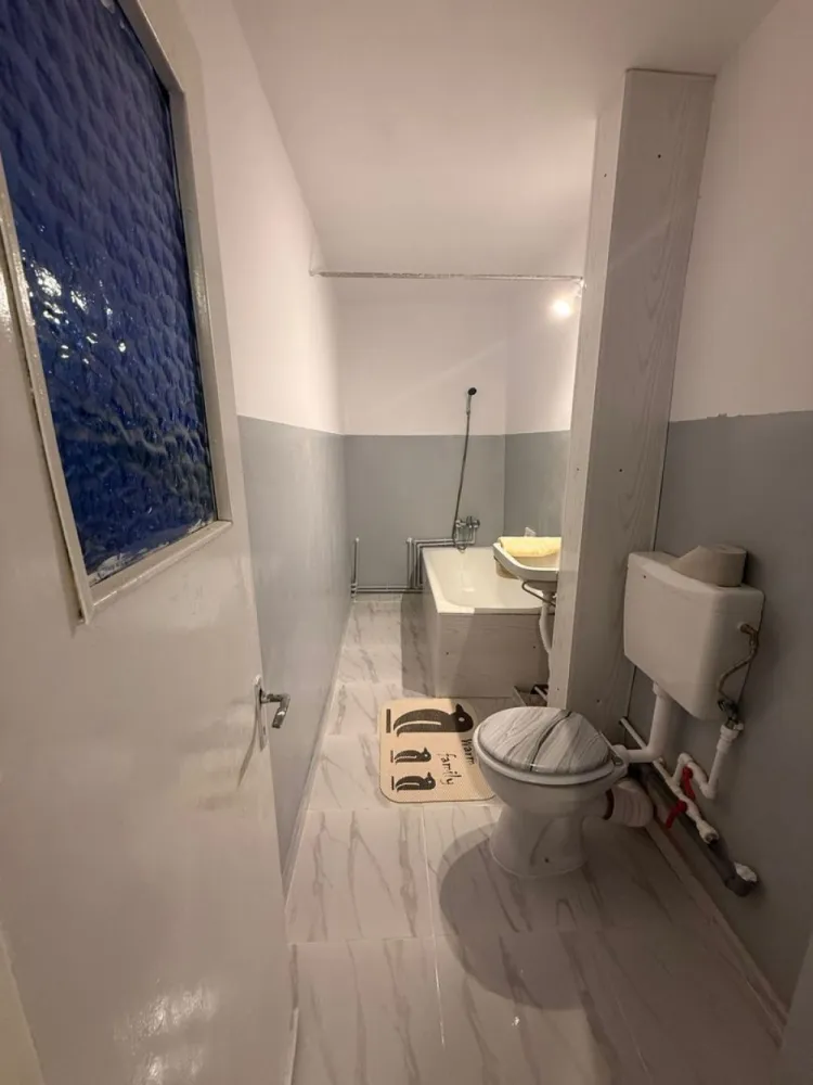 De vanzare apartament cu 2 camere, etaj 4/4, recent renovat, 29.300 euro - Vă propunem spre vânzare un apartament cu 2 camere, situat în Mărășești, pe strada Garoafei, în zona Gară – Parc, o locație liniștită și accesibilă, potrivită atât pentru locuit, cât și pentru investiție. Proprietatea beneficiază de o poziționare avantajoasă, în apropierea principalelor puncte de interes din oraș.
Detalii proprietate:
Apartamentul este situat la etajul 4 din 4, într-un imobil construit în anul 1979, și are o suprafață utilă de 49,4 mp, la care se adaugă o logie de 5,1 mp. Compartimentarea este practică și luminoasă, oferind un spațiu confortabil și bine organizat. A fost recent renovat.

Un avantaj important îl reprezintă podul pe toată suprafața apartamentului, compartimentat identic, cu acces securizat pe bază de cheie, ideal pentru depozitare sau spațiu suplimentar.
Stare apartament:
Proprietatea a fost recent renovata. Este dotată cu geamuri termopan, parchet laminat, ușă metalică la intrare și contor de gaz montat (nu dispune de centrală termică).
Situație juridică:
Actele sunt la zi, proprietatea dispune de carte funciară și certificat energetic, fără datorii sau sarcini.
Preț propus: 29.300 euro, negociabil
Comision intermediere: 1,5%.
Ofertă disponibilă în exclusivitate prin agenția Mag Invest.
Pentru mai multe detalii și programarea unei vizionări:
Liliana Ene – Broker acreditat ABI
Telefon: 0746 252 252