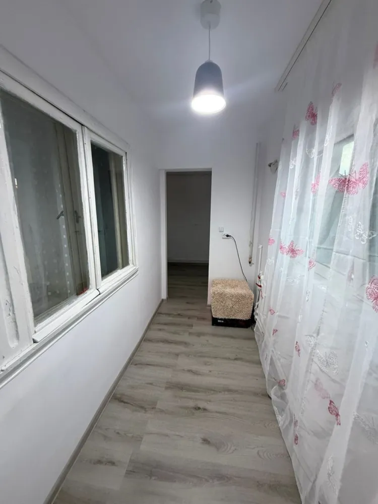 De vanzare apartament cu 2 camere, etaj 4/4, recent renovat, 29.300 euro - Vă propunem spre vânzare un apartament cu 2 camere, situat în Mărășești, pe strada Garoafei, în zona Gară – Parc, o locație liniștită și accesibilă, potrivită atât pentru locuit, cât și pentru investiție. Proprietatea beneficiază de o poziționare avantajoasă, în apropierea principalelor puncte de interes din oraș.
Detalii proprietate:
Apartamentul este situat la etajul 4 din 4, într-un imobil construit în anul 1979, și are o suprafață utilă de 49,4 mp, la care se adaugă o logie de 5,1 mp. Compartimentarea este practică și luminoasă, oferind un spațiu confortabil și bine organizat. A fost recent renovat.

Un avantaj important îl reprezintă podul pe toată suprafața apartamentului, compartimentat identic, cu acces securizat pe bază de cheie, ideal pentru depozitare sau spațiu suplimentar.
Stare apartament:
Proprietatea a fost recent renovata. Este dotată cu geamuri termopan, parchet laminat, ușă metalică la intrare și contor de gaz montat (nu dispune de centrală termică).
Situație juridică:
Actele sunt la zi, proprietatea dispune de carte funciară și certificat energetic, fără datorii sau sarcini.
Preț propus: 29.300 euro, negociabil
Comision intermediere: 1,5%.
Ofertă disponibilă în exclusivitate prin agenția Mag Invest.
Pentru mai multe detalii și programarea unei vizionări:
Liliana Ene – Broker acreditat ABI
Telefon: 0746 252 252