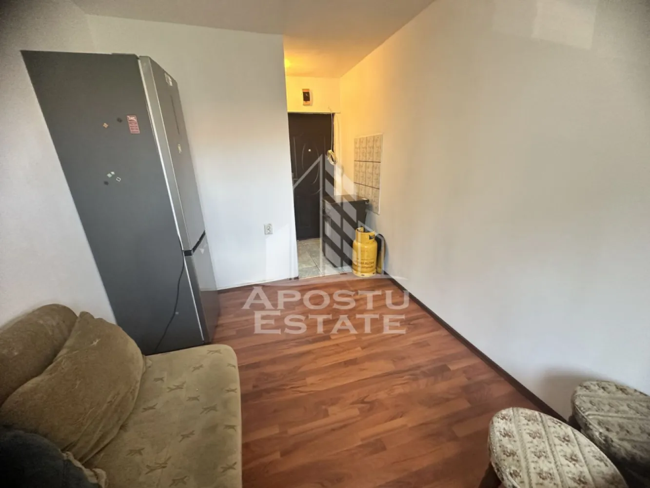 Garsoniera, Bloc izolat, Etaj intermediar, Sagului, Timisoara - Agentie imobiliara, APOSTU ESTATE va ofera spre vanzare, o garsoniera nedecomandata, situata la etajul 4, intr-un bloc cu regim de inaltime P+4+M, aflata in zona Sagului din Timisoara.   

Garsoniera are o suprafata utila de 12mp, compartimentarea fiind realizata astfel :   

- Hol de acces.
 
-Camera de zi.

-Baie proprie

.   Confortul termic este asigurat prin termoficarea Colterm, incalzirea fiind realizata prin calorifere.    

Amplasarea imobilului, retrasa fata de arterele cu trafic intens, ofera liniste pe intreaga durata a zilei. Totodata, accesul este facil catre orice punct de interes major din zona, cat si acces usor catre centrul Timisoarei.    

Nu ezitati sa ne contactati penru stabilirea unei vizionari sau alte detalii suplimentare.

    ID intern: CP3180382