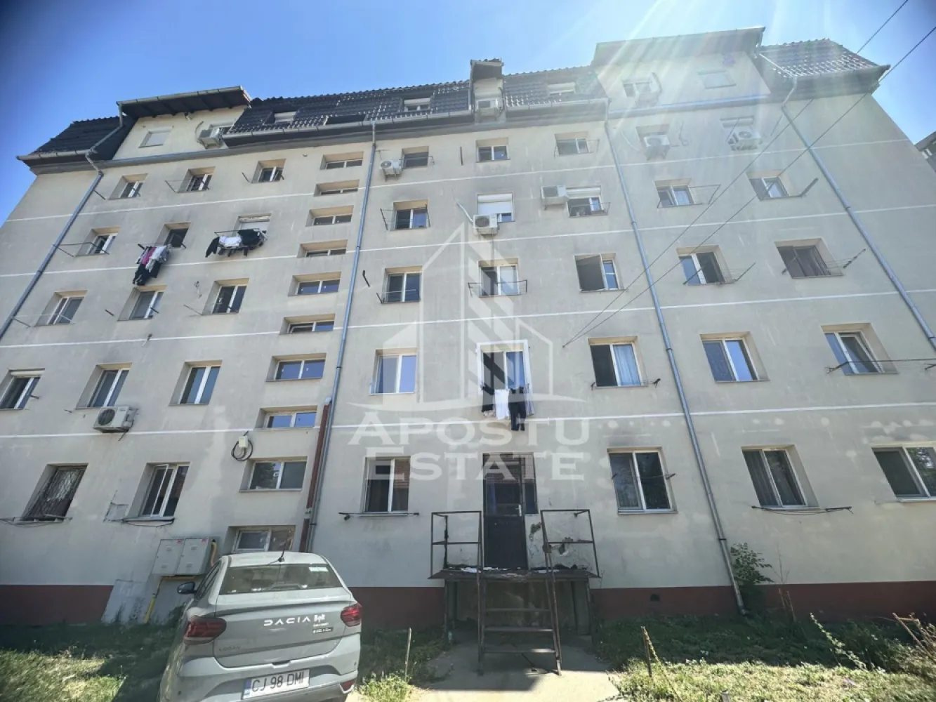 Garsoniera, Bloc izolat, Etaj intermediar, Sagului, Timisoara - Agentie imobiliara, APOSTU ESTATE va ofera spre vanzare, o garsoniera nedecomandata, situata la etajul 4, intr-un bloc cu regim de inaltime P+4+M, aflata in zona Sagului din Timisoara.   

Garsoniera are o suprafata utila de 12mp, compartimentarea fiind realizata astfel :   

- Hol de acces.
 
-Camera de zi.

-Baie proprie

.   Confortul termic este asigurat prin termoficarea Colterm, incalzirea fiind realizata prin calorifere.    

Amplasarea imobilului, retrasa fata de arterele cu trafic intens, ofera liniste pe intreaga durata a zilei. Totodata, accesul este facil catre orice punct de interes major din zona, cat si acces usor catre centrul Timisoarei.    

Nu ezitati sa ne contactati penru stabilirea unei vizionari sau alte detalii suplimentare.

    ID intern: CP3180382