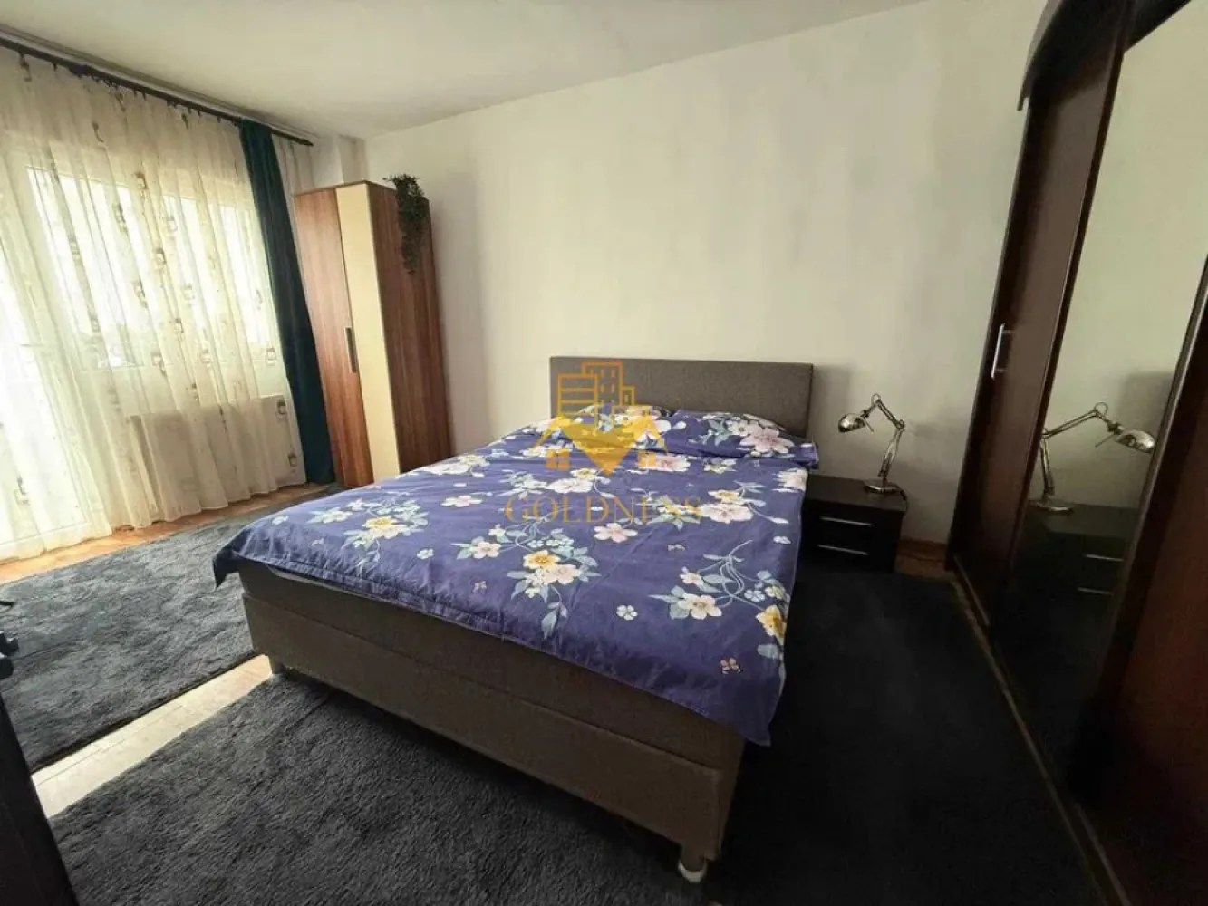 2 Camere decomandate, Zorilor, UMF, UTCN, Observatorului,Sigma,Parcare - GOLDNESS Imobiliare vă propune spre închiriere un apartament cu 2 camere complet mobilat și utilat, la etajul 3 într-un imobil de 4 etaje, în Cartierul Zorilor!
Dispune de parcare contracost 25E
Se află în apropierea stațiilor de transport în comun, magazine, restaurante, spații verzi, farmacii, etc. 

Apartamentul este compartimentat astfel:
 - dormitor cu pat matrimonial, dressing, noptiere
 - living cu canapea extensibilă, loc de servit masa 
 - bucatariecomplet utilată și mobilată, 
 - baie cu cada, calorifer port prosop și dulap pentru depozitare.
 - balcon 6 mp.

Imobilul este dotat cu toate cele necesare- centrală proprie, frigider, aragaz, hotă, mașină de spălat haine, etc. 

Dacă sunteți interesați de acest apartament și doriți să îl vizionați, dar și pentru alte oferte nu ezitați să ne contactați telefonic sau prin e-mail. Vă stăm la dispoziție!
Pentru intermediere se percepe un comision de 50% din prețul chiriei!