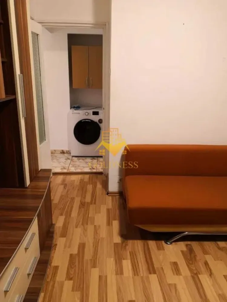 2 Camere decomandate, Zorilor, UMF, UTCN, Observatorului,Sigma,Parcare - GOLDNESS Imobiliare vă propune spre închiriere un apartament cu 2 camere complet mobilat și utilat, la etajul 3 într-un imobil de 4 etaje, în Cartierul Zorilor!
Dispune de parcare contracost 25E
Se află în apropierea stațiilor de transport în comun, magazine, restaurante, spații verzi, farmacii, etc. 

Apartamentul este compartimentat astfel:
 - dormitor cu pat matrimonial, dressing, noptiere
 - living cu canapea extensibilă, loc de servit masa 
 - bucatariecomplet utilată și mobilată, 
 - baie cu cada, calorifer port prosop și dulap pentru depozitare.
 - balcon 6 mp.

Imobilul este dotat cu toate cele necesare- centrală proprie, frigider, aragaz, hotă, mașină de spălat haine, etc. 

Dacă sunteți interesați de acest apartament și doriți să îl vizionați, dar și pentru alte oferte nu ezitați să ne contactați telefonic sau prin e-mail. Vă stăm la dispoziție!
Pentru intermediere se percepe un comision de 50% din prețul chiriei!