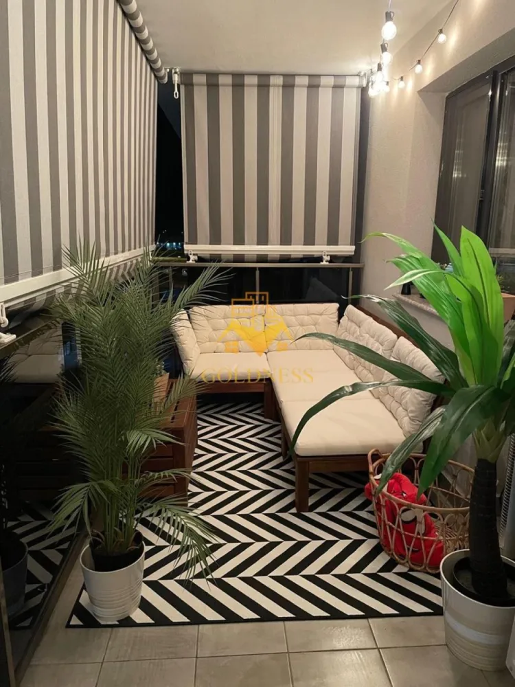 3 camere, Intre Lacuri, Aurel Vlaicu, Iulius Mall, FSEGA, Leroy Merlin - GOLDNESS Imobiliare vă propune spre închiriere un apartament cu 3 camere complet mobilat și utilat, la etajul 5 într-un imobil de 9 etaje, în Cartierul Intre Lacuri.
Dispune de loc de parcare subteran!
Se află în apropierea stațiilor de transport în comun, magazine, restaurante, spații verzi, farmacii, etc. 

Apartamentul este compartimentat astfel:
 - dormitor cu pat matrimonial, dressing, noptiere
 - dormitor cu canapea extensibila, dressing, spațiu depozitare
 - living cu canapea extensibilă 
 - bucătărie open spacecomplet utilată și mobilată, loc de servit masa 
 - baie cu cada, calorifer port prosop și dulap pentru depozitare.
 - baie cu dus walkin 
 - dressing separat
 - terasa de 19 mp.

Imobilul este dotat cu toate cele necesare- centrală proprie cu încălzirea prin pardoseala, frigider, aragaz, hotă, 2 TV, mașină de spălat haine și vase, AC, cuptor cu microunde si expresor cafea.

Dacă sunteți interesați de acest apartament și doriți să îl vizionați, dar și pentru alte oferte nu ezitați să ne contactați telefonic sau prin e-mail. Vă stăm la dispoziție!
Pentru intermediere se percepe un comision de 50% din prețul chiriei!