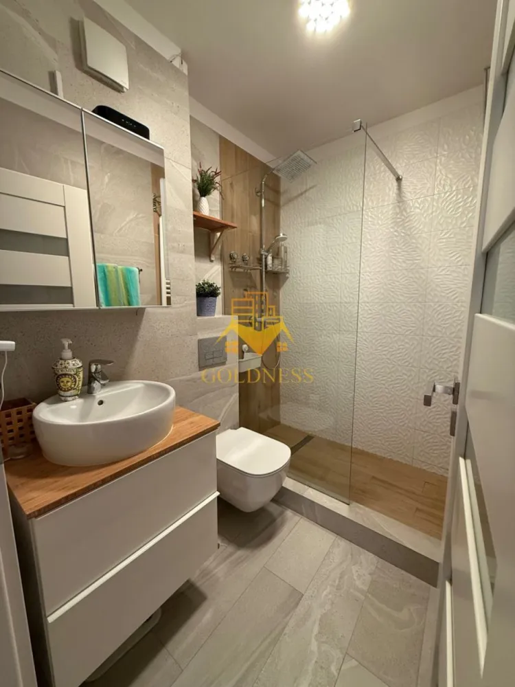 3 camere, Intre Lacuri, Aurel Vlaicu, Iulius Mall, FSEGA, Leroy Merlin - GOLDNESS Imobiliare vă propune spre închiriere un apartament cu 3 camere complet mobilat și utilat, la etajul 5 într-un imobil de 9 etaje, în Cartierul Intre Lacuri.
Dispune de loc de parcare subteran!
Se află în apropierea stațiilor de transport în comun, magazine, restaurante, spații verzi, farmacii, etc. 

Apartamentul este compartimentat astfel:
 - dormitor cu pat matrimonial, dressing, noptiere
 - dormitor cu canapea extensibila, dressing, spațiu depozitare
 - living cu canapea extensibilă 
 - bucătărie open spacecomplet utilată și mobilată, loc de servit masa 
 - baie cu cada, calorifer port prosop și dulap pentru depozitare.
 - baie cu dus walkin 
 - dressing separat
 - terasa de 19 mp.

Imobilul este dotat cu toate cele necesare- centrală proprie cu încălzirea prin pardoseala, frigider, aragaz, hotă, 2 TV, mașină de spălat haine și vase, AC, cuptor cu microunde si expresor cafea.

Dacă sunteți interesați de acest apartament și doriți să îl vizionați, dar și pentru alte oferte nu ezitați să ne contactați telefonic sau prin e-mail. Vă stăm la dispoziție!
Pentru intermediere se percepe un comision de 50% din prețul chiriei!