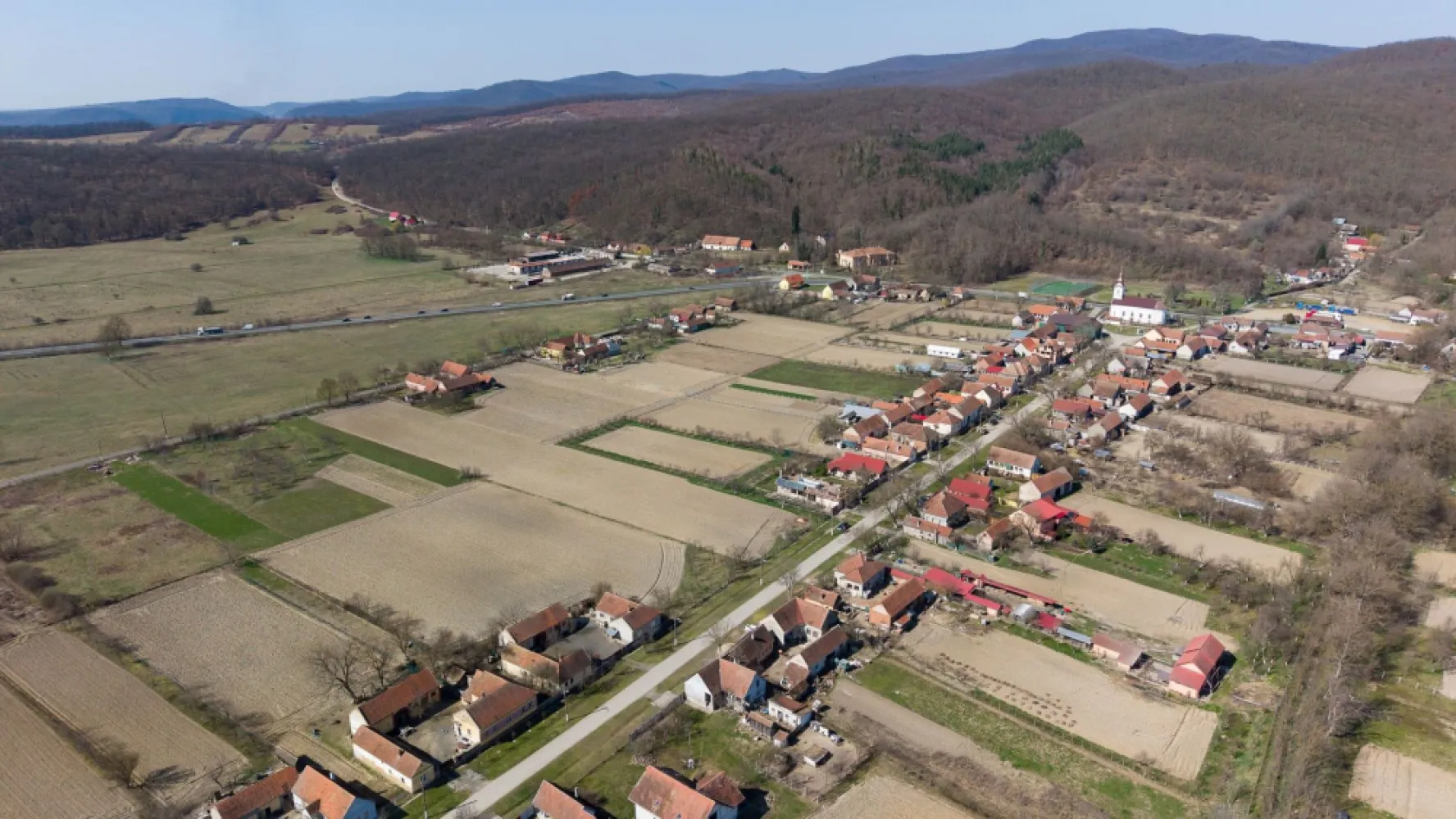 Loc de casă în Odvoș - Conop 3000mp - Teren de vânzare/loc de casă cu număr – 3000 mp în Odvoș (Conop), Valea Mureșului 

Cauți locul perfect pentru casa ta sau o investiție sigură? Acesta poate fi exact ce îți trebuie!

 Suprafață generoasă: 3000 mp
 Parcelabil – ideal pentru mai multe loturi sau proiect imobiliar
 Localizare excelentă: Odvoș – Valea Mureșului
 Doar 10 minute de Lipova
 La 45 km de Arad
 Zonă liniștită, natură superbă și aer curat

 Perfect pentru casă de locuit, casă de vacanță sau investiție.

Un loc de casă cu o priveliște spectaculoasă, la un preț atractiv!

Pentru mai multe detalii și stabilirea unei vizionări, contactează-ne!!

Jeanina Câmpan - Consultant imobiliar PROPERTYLAB
Telefon: 0760672985
Email: jeanina.campan@propertylab.ro

Radu Mitran - Consultant imobiliar PROPERTYLAB
Telefon: 0751621035
Email: radu.mitran@propertylab.ro

Loc de casă în Odvoș - Conop 3000mp CP2962441