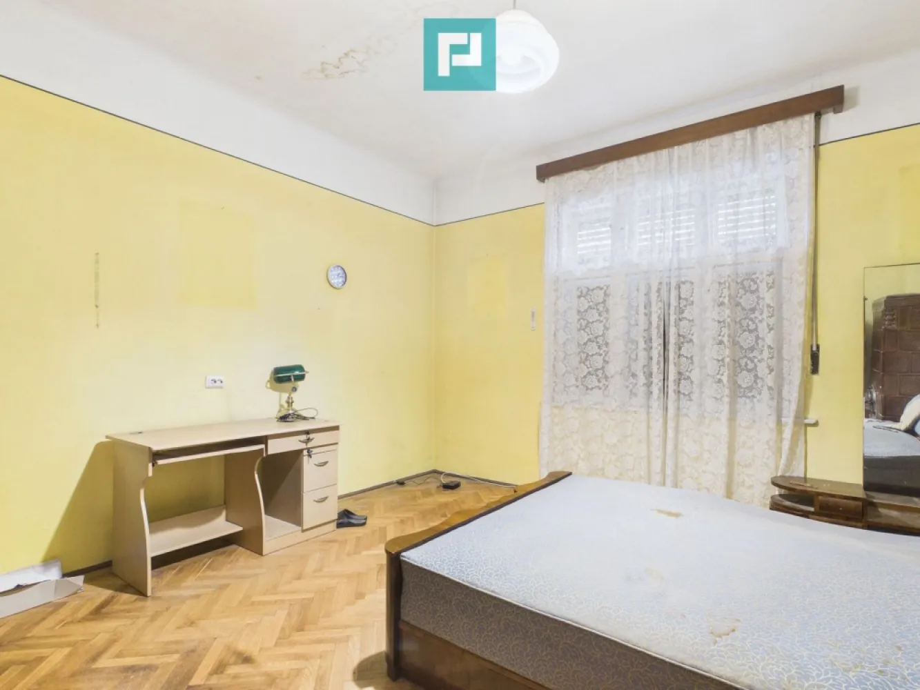 Casă – 5 camere | Cantemir -Zona centrala - Vă propunem spre vânzare o proprietate deosebită, situată în cartierul Cantemir, într-o zonă liniștită, dar totodată ultracentrală, cu acces facil către puncte de interes precum școli, mijloace de transport și Parcul 22 Decembrie.

 Detalii proprietate:

Suprafață utilă: 138 mp
Suprafață teren: 275 mp
Regim: Parter + mansardă
Compartimentare: 5 camere, bucătărie, 2 băi
An finisare: 1935
Construcție din cărămidă

Dotări și caracteristici:

Subsol și pod
Mansardă spațioasă
Parțial mobilată
Toate utilitățile disponibile
Grădină proprie

 Stare:
Proprietatea necesită renovare, oferind astfel posibilitatea de a fi amenajată după propriul gust sau adaptată pentru diverse utilizări.

 Potrivită pentru:

Locuință familială
Investiție
Sediu firmă / activitate comercială

Locația excelentă, suprafața generoasă și potențialul ridicat fac din această proprietate o alegere ideală atât pentru locuit, cât și pentru dezvoltarea unei afaceri.

Consultant Imobiliar - Diana Dragoș
Tel - 0740 572 192
Email - diana.dragos@propertylab.ro

COD - CP2962295