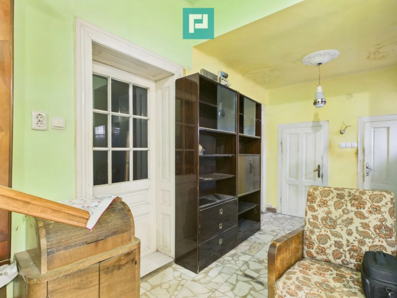 Casă – 5 camere | Cantemir -Zona centrala - Vă propunem spre vânzare o proprietate deosebită, situată în cartierul Cantemir, într-o zonă liniștită, dar totodată ultracentrală, cu acces facil către puncte de interes precum școli, mijloace de transport și Parcul 22 Decembrie.

 Detalii proprietate:

Suprafață utilă: 138 mp
Suprafață teren: 275 mp
Regim: Parter + mansardă
Compartimentare: 5 camere, bucătărie, 2 băi
An finisare: 1935
Construcție din cărămidă

Dotări și caracteristici:

Subsol și pod
Mansardă spațioasă
Parțial mobilată
Toate utilitățile disponibile
Grădină proprie

 Stare:
Proprietatea necesită renovare, oferind astfel posibilitatea de a fi amenajată după propriul gust sau adaptată pentru diverse utilizări.

 Potrivită pentru:

Locuință familială
Investiție
Sediu firmă / activitate comercială

Locația excelentă, suprafața generoasă și potențialul ridicat fac din această proprietate o alegere ideală atât pentru locuit, cât și pentru dezvoltarea unei afaceri.

Consultant Imobiliar - Diana Dragoș
Tel - 0740 572 192
Email - diana.dragos@propertylab.ro

COD - CP2962295
