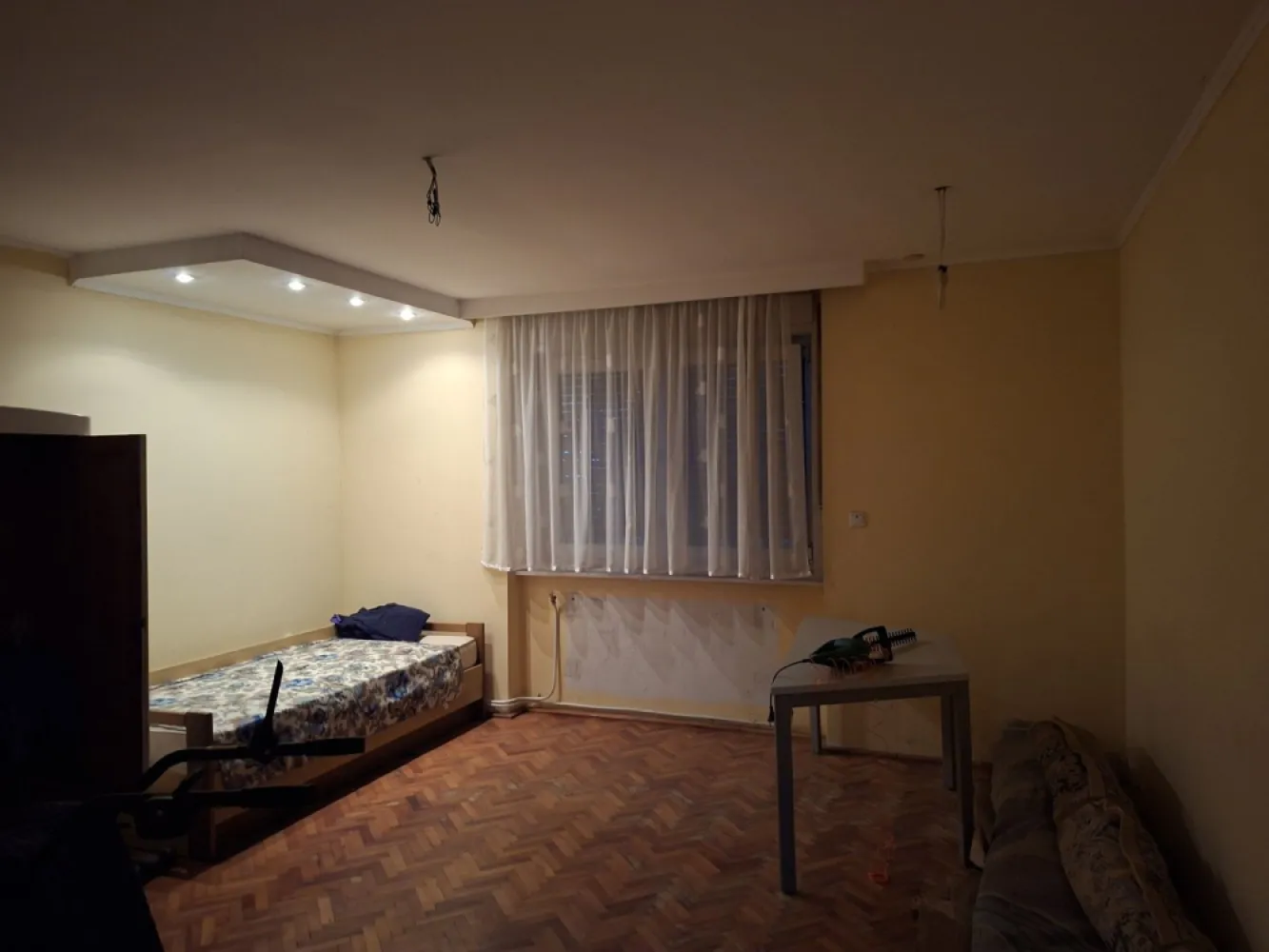 BRASADAS vinde casa individuala 2 cam teren 6 ari Titulescu. - Agenția imobiliara BRASADAS vinde casa individuala cu camere și teren aferent de 600mp in zona Titulescu 
Casa a fost construita in 1968 din piatra la fundatie si pereții din caramida si vaioaga.
Se poate întra cu mașina.
Terenul aferent poate fi mărit pana la 2.356mp.
www.brasadas.com.