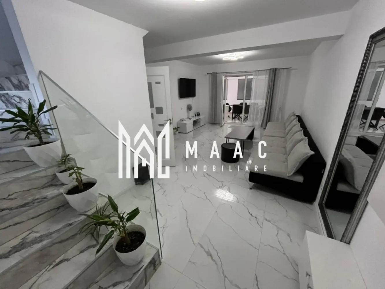 Casă 5 camere duplex | Viile Sibiului | 108 mp, teren 225 mp - Casă tip duplex cu 5 camere în zona Viile Sibiului, cu 108 mp utili și teren de 225 mp, potrivită pentru locuire imediată într-o zonă rezidențială din județul Sibiu.

Detalii proprietate:
• Suprafață utilă: 108 mp
• Teren aferent: 225 mp, cu curte liberă de aproximativ 160 mp utili
• Compartimentare: parter cu living, dining, bucătărie, dormitor și baie de serviciu; etaj cu 3 dormitoare cu ieșire pe balcon și baie
• 4 dormitoare, 2 băi, 1 bucătărie
• Casă finisată, cu interior ultrafinisat
• An construcție: 2018
• Structură din cărămidă și acoperiș din țiglă
• 2 locuri de parcare și 2 balcoane
• Se vinde mobilată și utilată

Contactați echipa MAAC Imobiliare pentru o vizionare și mai multe detalii. Cod anunț CP3168888.

Conținut optimizat cu AI, aprobat de agent uman.