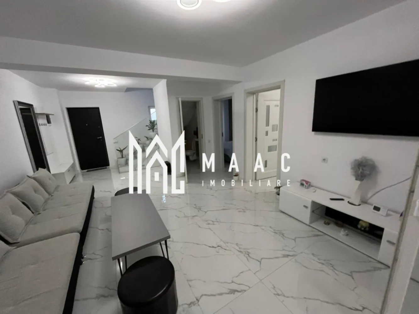 Casă 5 camere duplex | Viile Sibiului | 108 mp, teren 225 mp - Casă tip duplex cu 5 camere în zona Viile Sibiului, cu 108 mp utili și teren de 225 mp, potrivită pentru locuire imediată într-o zonă rezidențială din județul Sibiu.

Detalii proprietate:
• Suprafață utilă: 108 mp
• Teren aferent: 225 mp, cu curte liberă de aproximativ 160 mp utili
• Compartimentare: parter cu living, dining, bucătărie, dormitor și baie de serviciu; etaj cu 3 dormitoare cu ieșire pe balcon și baie
• 4 dormitoare, 2 băi, 1 bucătărie
• Casă finisată, cu interior ultrafinisat
• An construcție: 2018
• Structură din cărămidă și acoperiș din țiglă
• 2 locuri de parcare și 2 balcoane
• Se vinde mobilată și utilată

Contactați echipa MAAC Imobiliare pentru o vizionare și mai multe detalii. Cod anunț CP3168888.

Conținut optimizat cu AI, aprobat de agent uman.