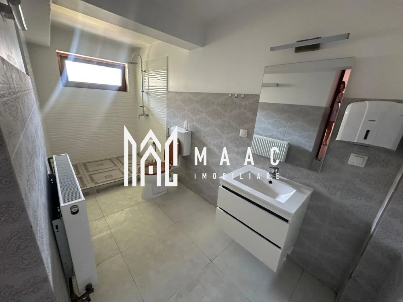 Spațiu birou 2 camere compartimentat | Central, Sibiu | 55 mp, parter - Spațiu de birou de închiriat în zona Centrală din Sibiu, cu 55 mp utili, compartimentare practică și acces facil către centrul orașului, potrivit pentru activități administrative.

Detalii proprietate:
• Suprafață utilă: 55 mp
• Compartimentare: 2 încăperi, bucătărie, 2 băi, hol
• Amplasat la parterul unei case
• An construcție: 1980
• Include terasă generoasă
• Configurația actuală permite utilizarea pentru birou, cabinet de consultanță, contabilitate sau alte activități administrative

Zonă și acces:
Proprietatea este situată pe Strada Oituz, în zona Centrală din Sibiu, cu poziționare bună și acces facil către centrul orașului.

Pentru detalii suplimentare și programarea unei vizionări, contactați echipa MAAC Imobiliare și menționați Cod anunț CP3180792.