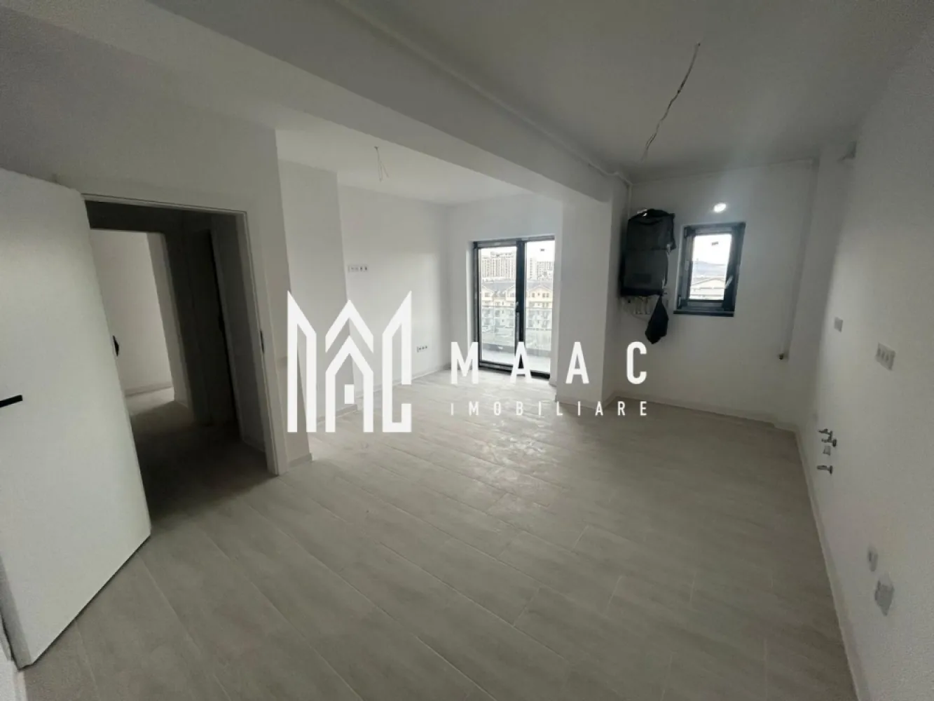Apartament 2 camere | Etaj 3 | Doamna Stanca - MAAC Imobiliare vă propune spre vânzare un apartament modern cu 2 camere, situat într-un bloc nou din zona Doamna Stanca, ideal atât pentru locuit, cât și pentru investiție. Proprietatea se află într-un imobil bine poziționat, oferind acces facil către principalele puncte de interes, zone comerciale și artere importante de circulație.

Apartamentul are o suprafață de 55,1 mp și este compartimentat eficient pentru a maximiza confortul și funcționalitatea spațiului. Locuința cuprinde living luminos cu bucătărie, dormitor, baie, hol și balcon prevăzut cu spațiu de depozitare, element practic pentru organizare suplimentară.

Imobilul este amplasat la etajul 3, asigurând un echilibru optim între accesibilitate și intimitate. Locul de parcare este inclus în preț, un avantaj esențial pentru confortul zilnic și pentru creșterea valorii investiției.

Apartamentul se poate preda la stadiul „LA CHEIE”, oferind posibilitatea mutării imediate, la prețul de 93.800 € + TVA.

Caracteristici principale:
-Suprafață utilă: 55,1 mp
-2 camere
-Living cu bucătărie
-Dormitor
-Baie
-Hol
-Balcon cu spațiu de depozitare
-Etaj 3
-Loc de parcare inclus
-Predare la stadiul „LA CHEIE”

Pentru mai multe informații și programarea unei vizionări, vă rugăm să specificați ID CP2903613 la telefon.