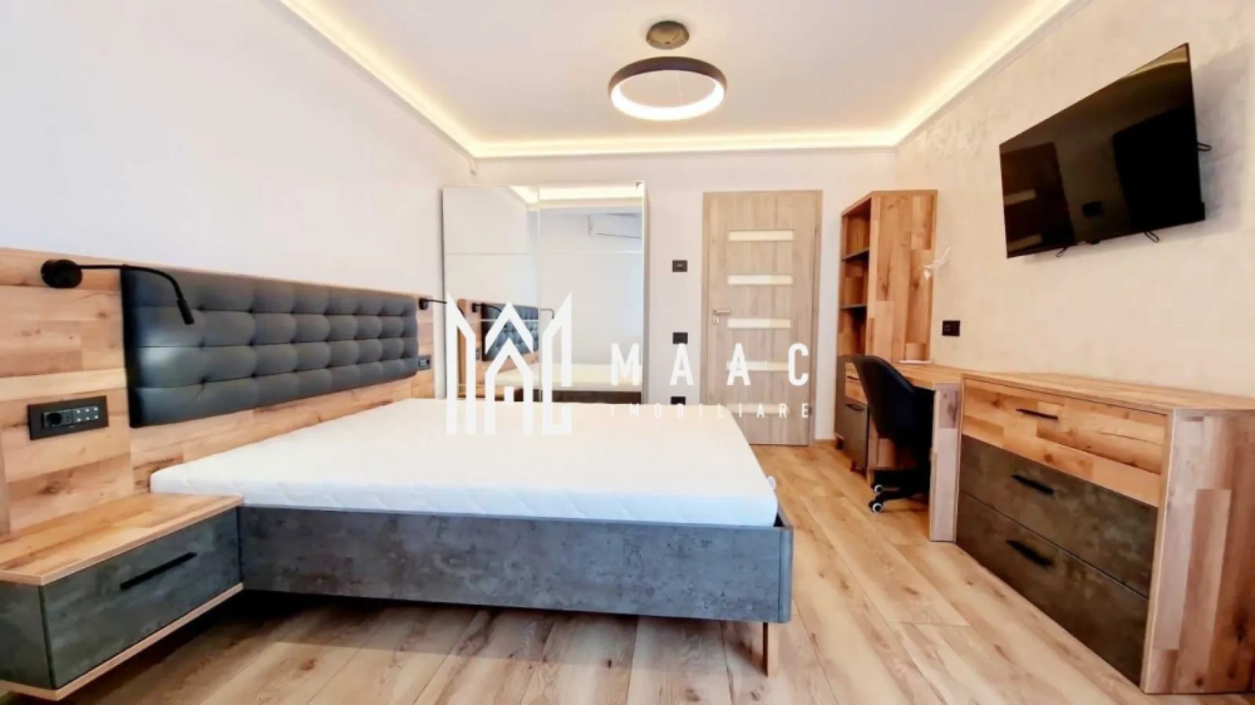 Apartament 2 camere de inchiriat | Selimbar, Sibiu | 77 mp, terasa, parcare - Apartament cu 2 camere disponibil pentru închiriere în Șelimbăr, aproape de zona Mihai Viteazu și Shopping City Sibiu, cu 77 mp utili, terasă mobilată și loc de parcare privat.

Detalii proprietate:
• Suprafață utilă: 77 mp
• Compartimentare: decomandat
• Living cu bucătărie open space și ieșire spre terasă
• Dormitor cu dressing și acces direct spre terasă
• 1 baie, hol interior și spațiu de depozitare/dressing
• Terasă mobilată cu mobilier de grădină
• Loc de parcare exterior privat
• Apartament la prima închiriere, mobilat integral și bucătărie complet echipată
• Electrocasnice incluse: mașină de spălat rufe cu uscător, mașină de spălat vase, cuptor electric, plită cu inducție, hotă, combină frigorifică și Smart TV
• Aer condiționat în fiecare încăpere, jaluzele exterioare electrice, WiFi, sistem antiefracție și videointerfon smart

Ansamblul rezidențial Evolution este amplasat în prelungirea Bulevardului Mihai Viteazu, în vecinătatea Shopping City Sibiu, într-un proiect rezidențial cu două lifturi de mare viteză, supraveghere video și panoramă spre Munții Făgăraș.

Închirierea este disponibilă pe termen lung, garanția este echivalentă cu o chirie lunară, iar animalele de companie nu sunt acceptate. Cod anunț CP3181304. Contactați echipa MAAC Imobiliare pentru programarea unei vizionări și mai multe detalii.