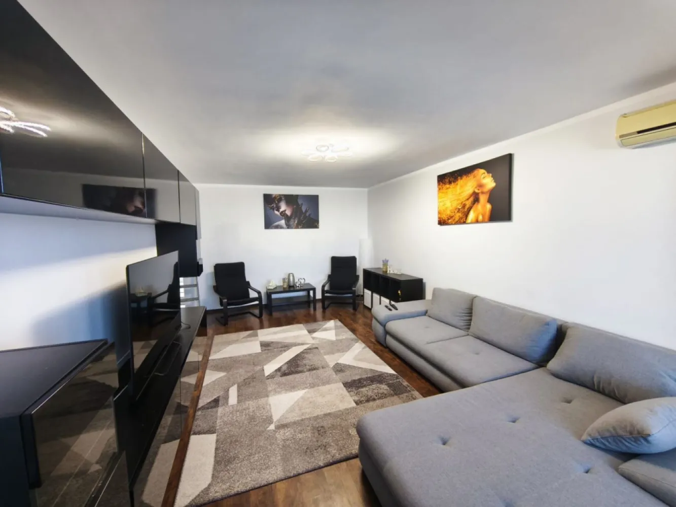 De vanzare apartament cu 3 camere , etaj 8/9 , Faleza, 165.000 euro - Descoperă un apartament exclusivist situat într-una dintre cele mai apreciate zone ale orașului Galați – Faleza Dunării, locul unde confortul, eleganța și priveliștea spectaculoasă se îmbină perfect.
Situat la etajul 8 din 9 al unui imobil modern construit în anul 2009, prevăzut cu lift, acest apartament decomandat impresionează prin suprafața generoasă de 101 mp și prin finisajele premium atent alese.
 Compartimentare ideală:
- Living spațios și luminos
- 2 dormitoare confortabile
- Bucătărie complet mobilată și utilată
- 2 băi moderne
- Hol generos cu spații de depozitare

 Dotări și beneficii:
• Mobilat lux și utilat complet, gata de mutare
Centrală termică proprie
• Tâmplărie PVC cu geam termopan
• Izolație termică exterioară
• 2 aparate de aer condiționat
• Lift modern
• Vedere deosebită către zona Falezei
 Localizare excelentă:
La doar câțiva pași de promenada Falezei Dunării, cu acces rapid către restaurante, cafenele, școli, supermarketuri și zone de agrement. O locație ideală atât pentru locuit, cât și pentru investiție.
Acest apartament reprezintă alegerea perfectă pentru cei care își doresc un stil de viață confortabil, într-o locuință elegantă, amplasată într-o zonă premium a orașului.
Pret 165.000 euro.
Se percepe comision de tranzactionare de 1,5%.
 Pentru mai multe informații sau pentru programarea unei vizionări, nu ezitați să ne contactați 0746.252.252 Liliana Ene, Mag Invest.
"Trăiește la înălțime, cu Dunărea la fereastră – eleganță, confort și o priveliște care te cucerește în fiecare zi."