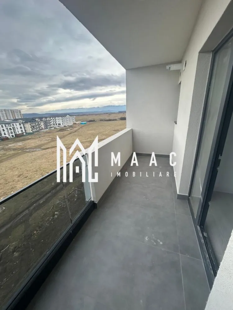 Apartament 2 camere | Etaj 3 | Doamna Stanca - MAAC Imobiliare vă propune spre vânzare un apartament modern cu 2 camere, situat într-un bloc nou din zona Doamna Stanca, ideal atât pentru locuit, cât și pentru investiție. Proprietatea se află într-un imobil bine poziționat, oferind acces facil către principalele puncte de interes, zone comerciale și artere importante de circulație.

Apartamentul are o suprafață de 55,1 mp și este compartimentat eficient pentru a maximiza confortul și funcționalitatea spațiului. Locuința cuprinde living luminos cu bucătărie, dormitor, baie, hol și balcon prevăzut cu spațiu de depozitare, element practic pentru organizare suplimentară.

Imobilul este amplasat la etajul 3, asigurând un echilibru optim între accesibilitate și intimitate. Locul de parcare este inclus în preț, un avantaj esențial pentru confortul zilnic și pentru creșterea valorii investiției.

Apartamentul se poate preda la stadiul „LA CHEIE”, oferind posibilitatea mutării imediate, la prețul de 93.800 € + TVA.

Caracteristici principale:
-Suprafață utilă: 55,1 mp
-2 camere
-Living cu bucătărie
-Dormitor
-Baie
-Hol
-Balcon cu spațiu de depozitare
-Etaj 3
-Loc de parcare inclus
-Predare la stadiul „LA CHEIE”

Pentru mai multe informații și programarea unei vizionări, vă rugăm să specificați ID CP2903613 la telefon.