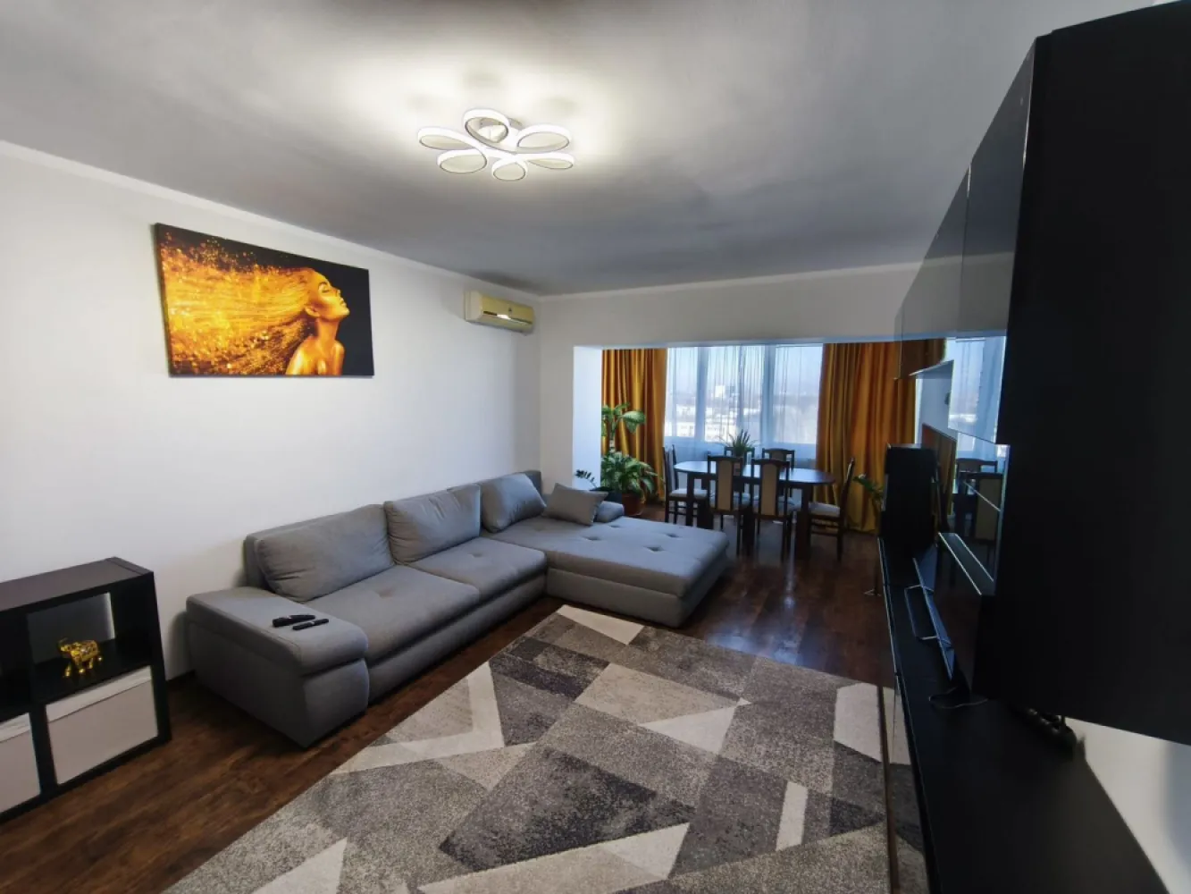 De vanzare apartament cu 3 camere , etaj 8/9 , Faleza, 165.000 euro - Descoperă un apartament exclusivist situat într-una dintre cele mai apreciate zone ale orașului Galați – Faleza Dunării, locul unde confortul, eleganța și priveliștea spectaculoasă se îmbină perfect.
Situat la etajul 8 din 9 al unui imobil modern construit în anul 2009, prevăzut cu lift, acest apartament decomandat impresionează prin suprafața generoasă de 101 mp și prin finisajele premium atent alese.
 Compartimentare ideală:
- Living spațios și luminos
- 2 dormitoare confortabile
- Bucătărie complet mobilată și utilată
- 2 băi moderne
- Hol generos cu spații de depozitare

 Dotări și beneficii:
• Mobilat lux și utilat complet, gata de mutare
Centrală termică proprie
• Tâmplărie PVC cu geam termopan
• Izolație termică exterioară
• 2 aparate de aer condiționat
• Lift modern
• Vedere deosebită către zona Falezei
 Localizare excelentă:
La doar câțiva pași de promenada Falezei Dunării, cu acces rapid către restaurante, cafenele, școli, supermarketuri și zone de agrement. O locație ideală atât pentru locuit, cât și pentru investiție.
Acest apartament reprezintă alegerea perfectă pentru cei care își doresc un stil de viață confortabil, într-o locuință elegantă, amplasată într-o zonă premium a orașului.
Pret 165.000 euro.
Se percepe comision de tranzactionare de 1,5%.
 Pentru mai multe informații sau pentru programarea unei vizionări, nu ezitați să ne contactați 0746.252.252 Liliana Ene, Mag Invest.
"Trăiește la înălțime, cu Dunărea la fereastră – eleganță, confort și o priveliște care te cucerește în fiecare zi."