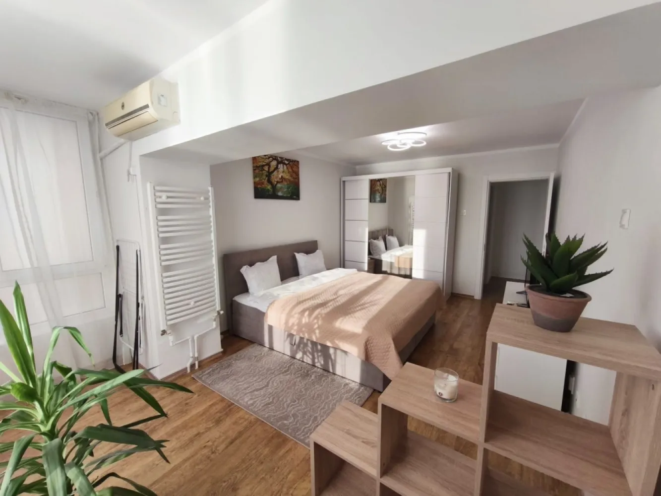 De vanzare apartament cu 3 camere , etaj 8/9 , Faleza, 165.000 euro - Descoperă un apartament exclusivist situat într-una dintre cele mai apreciate zone ale orașului Galați – Faleza Dunării, locul unde confortul, eleganța și priveliștea spectaculoasă se îmbină perfect.
Situat la etajul 8 din 9 al unui imobil modern construit în anul 2009, prevăzut cu lift, acest apartament decomandat impresionează prin suprafața generoasă de 101 mp și prin finisajele premium atent alese.
 Compartimentare ideală:
- Living spațios și luminos
- 2 dormitoare confortabile
- Bucătărie complet mobilată și utilată
- 2 băi moderne
- Hol generos cu spații de depozitare

 Dotări și beneficii:
• Mobilat lux și utilat complet, gata de mutare
Centrală termică proprie
• Tâmplărie PVC cu geam termopan
• Izolație termică exterioară
• 2 aparate de aer condiționat
• Lift modern
• Vedere deosebită către zona Falezei
 Localizare excelentă:
La doar câțiva pași de promenada Falezei Dunării, cu acces rapid către restaurante, cafenele, școli, supermarketuri și zone de agrement. O locație ideală atât pentru locuit, cât și pentru investiție.
Acest apartament reprezintă alegerea perfectă pentru cei care își doresc un stil de viață confortabil, într-o locuință elegantă, amplasată într-o zonă premium a orașului.
Pret 165.000 euro.
Se percepe comision de tranzactionare de 1,5%.
 Pentru mai multe informații sau pentru programarea unei vizionări, nu ezitați să ne contactați 0746.252.252 Liliana Ene, Mag Invest.
"Trăiește la înălțime, cu Dunărea la fereastră – eleganță, confort și o priveliște care te cucerește în fiecare zi."