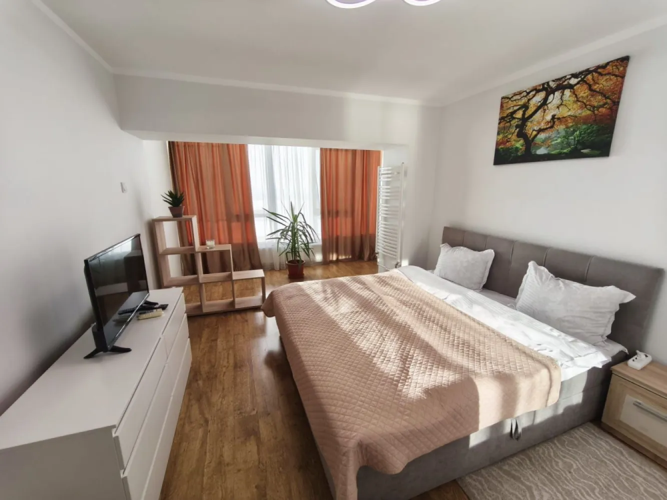 De vanzare apartament cu 3 camere , etaj 8/9 , Faleza, 165.000 euro - Descoperă un apartament exclusivist situat într-una dintre cele mai apreciate zone ale orașului Galați – Faleza Dunării, locul unde confortul, eleganța și priveliștea spectaculoasă se îmbină perfect.
Situat la etajul 8 din 9 al unui imobil modern construit în anul 2009, prevăzut cu lift, acest apartament decomandat impresionează prin suprafața generoasă de 101 mp și prin finisajele premium atent alese.
 Compartimentare ideală:
- Living spațios și luminos
- 2 dormitoare confortabile
- Bucătărie complet mobilată și utilată
- 2 băi moderne
- Hol generos cu spații de depozitare

 Dotări și beneficii:
• Mobilat lux și utilat complet, gata de mutare
Centrală termică proprie
• Tâmplărie PVC cu geam termopan
• Izolație termică exterioară
• 2 aparate de aer condiționat
• Lift modern
• Vedere deosebită către zona Falezei
 Localizare excelentă:
La doar câțiva pași de promenada Falezei Dunării, cu acces rapid către restaurante, cafenele, școli, supermarketuri și zone de agrement. O locație ideală atât pentru locuit, cât și pentru investiție.
Acest apartament reprezintă alegerea perfectă pentru cei care își doresc un stil de viață confortabil, într-o locuință elegantă, amplasată într-o zonă premium a orașului.
Pret 165.000 euro.
Se percepe comision de tranzactionare de 1,5%.
 Pentru mai multe informații sau pentru programarea unei vizionări, nu ezitați să ne contactați 0746.252.252 Liliana Ene, Mag Invest.
"Trăiește la înălțime, cu Dunărea la fereastră – eleganță, confort și o priveliște care te cucerește în fiecare zi."