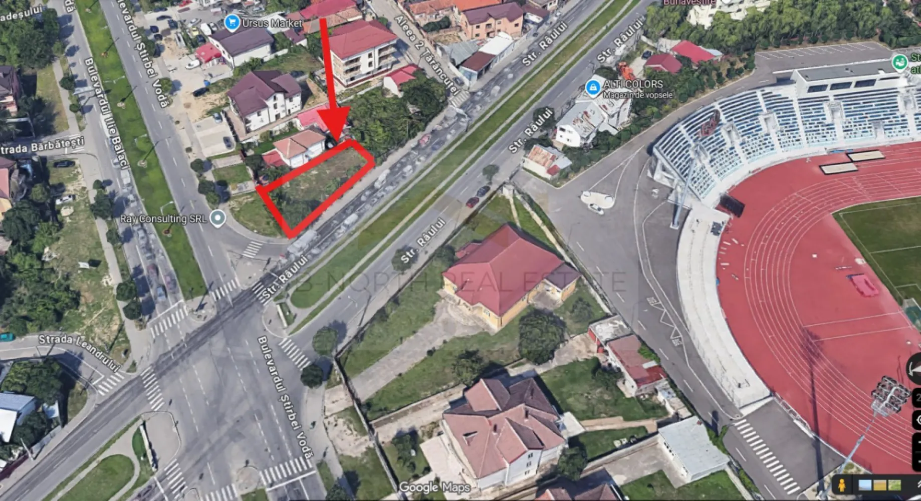 Teren 500 mp , colț stradal, vizibilitate maximă, lângă stadion – Craiova - B-North Real Estate vă propune spre închiriere un teren cu poziție excelentă în Craiova, amplasat într-o intersecție cu trafic intens, în zona Bulevardul Știrbei Vodă / Strada Râului, în imediata apropiere a stadionului.

Terenul are o suprafață de aproximativ 500 mp și beneficiază de deschidere la două străzi, ceea ce îi oferă vizibilitate foarte bună, acces facil și expunere comercială maximă.

Poziționarea la colț, traficul auto constant și proximitatea față de stadion, zone rezidențiale și artere importante fac această proprietate potrivită pentru activități comerciale care au nevoie de vad, acces rapid și imagine stradală bună.

Terenul se poate racorda la toate utilitățile, dacă este necesar, în funcție de activitatea desfășurată și de cerințele viitorului chiriaș.

Proprietatea este pretabilă pentru:

spălătorie auto self-service
vulcanizare / detailing auto
parcare privată
coffee to go / fast-food / container comercial
florărie
rent-a-car
showroom auto de mici dimensiuni
punct de servicii rapide
alte activități comerciale cu nevoie de vizibilitate și acces stradal

Un avantaj important îl reprezintă amplasarea într-o zonă foarte circulată, cu vizibilitate din mai multe direcții, ideală pentru un business care dorește expunere directă și trafic natural de clienți.

Preț recomandat de promovare: 1.200 euro/lună, negociabil în funcție de durata contractuală și investițiile chiriașului.

Pentru mai multe detalii și programarea unei vizionări, vă rugăm să contactați B-North Real Estate.