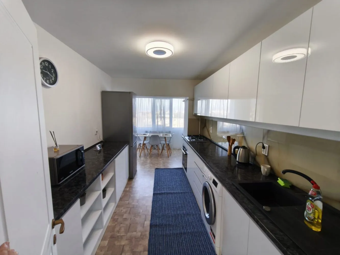 De inchiriat apartament spatios, 3 camere, pe Faleza, 900 euro - Dacă îți dorești o locuință spațioasă, elegantă și amplasată într-una dintre cele mai frumoase zone ale orașului, acest apartament este alegerea perfectă!
Situat în zona Faleza, la etajul 8 din 9 al unui imobil modern construit în 2009, prevăzut cu lift, apartamentul oferă o suprafață generoasă de 101 mp și o priveliște deosebită asupra orașului și a zonei de promenadă.
 Compartimentare:
- Living generos și luminos
- 2 dormitoare confortabile
- Bucătărie complet mobilată și utilată
- 2 băi moderne
- Hol spațios și multiple spații de depozitare
 Dotări premium:
• Mobilat lux, cu mobilier modern și de calitate
• Complet utilat, gata pentru mutare imediată
• Centrală termică proprie
• Tâmplărie PVC cu geam termopan
• Izolație termică exterioară
• 2 aparate de aer condiționat
• Lift
• Finisaje moderne și atmosferă elegantă
 Localizare excelentă:
Poziționat la câțiva pași de Faleza Dunării, apartamentul beneficiază de acces rapid către restaurante, cafenele, magazine, școli, mijloace de transport și zone de relaxare. O locație ideală pentru cei care apreciază confortul și calitatea vieții.
 Disponibil imediat
 Ideal pentru persoane, cupluri sau familii care își doresc o locuință premium într-o zonă de prestigiu.
Chirie 900 euro/luna
Garantie returnabila 900 euro.
Se percepe comision de tranzactionare.
Pentru detalii suplimentare și programarea unei vizionări, vă stăm cu drag la dispoziție 0746.252.252 Liliana Ene!
